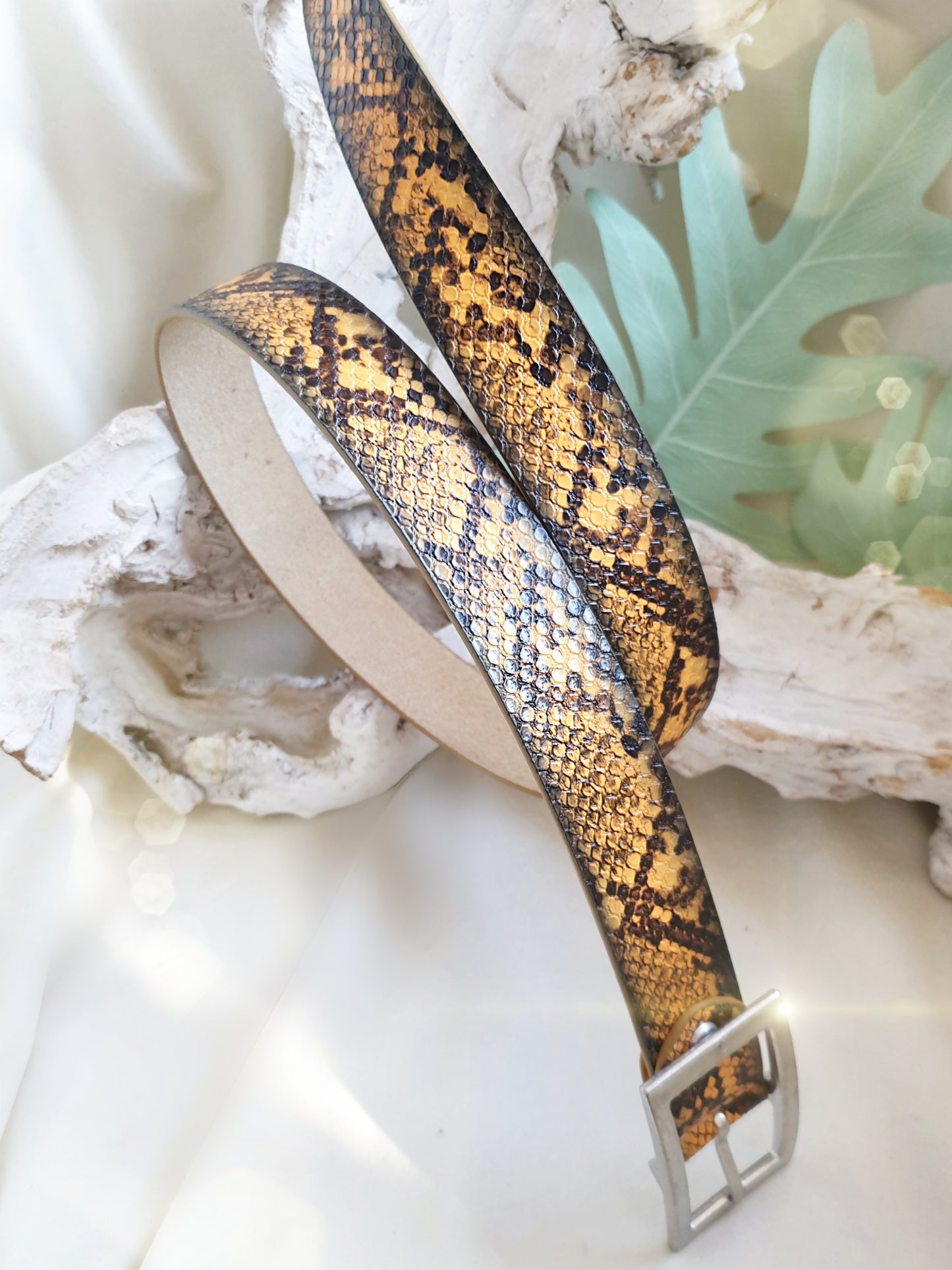 Gürtel aus Leder mit Schlangenprägung in Gelb