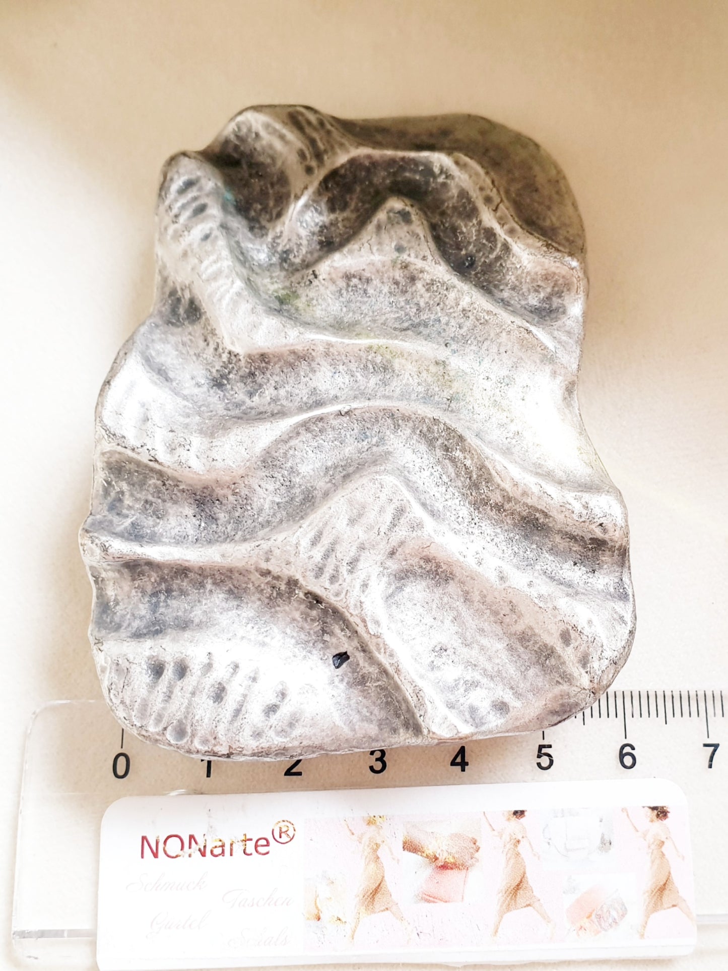 Große Gürtelschnalle mit Wellenmuster in Antiksilber