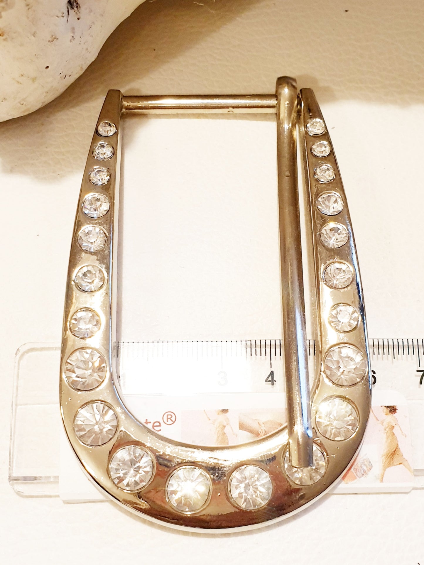 Extragroße Gürtelschnalle mit vielen Strasssteinen in Silber