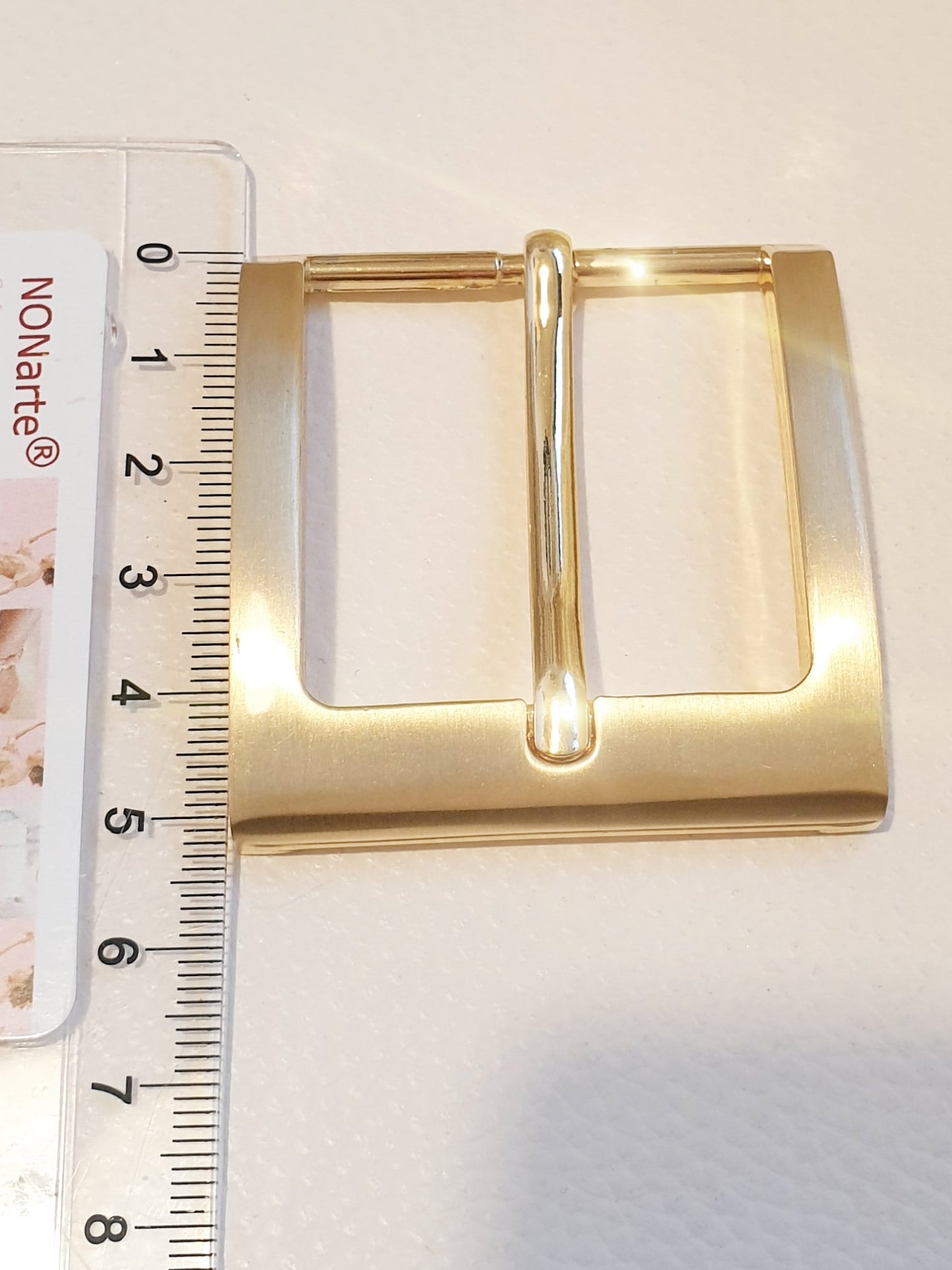 Gürtelschnalle mit Dorn, schichte, moderne Form in Gold matt