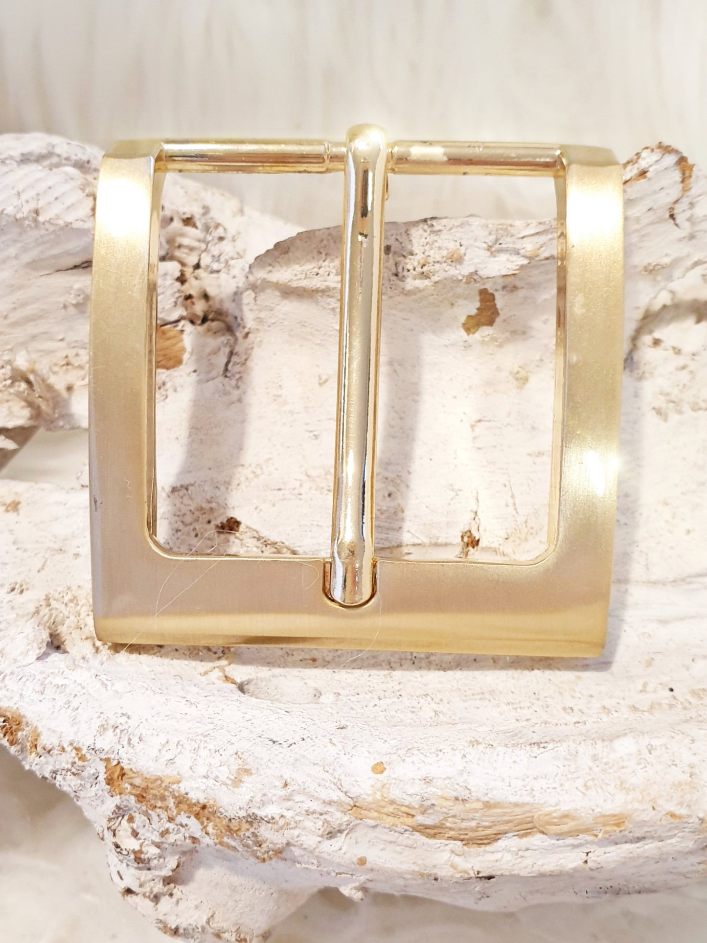 Gürtelschnalle mit Dorn, schichte, moderne Form in Gold matt