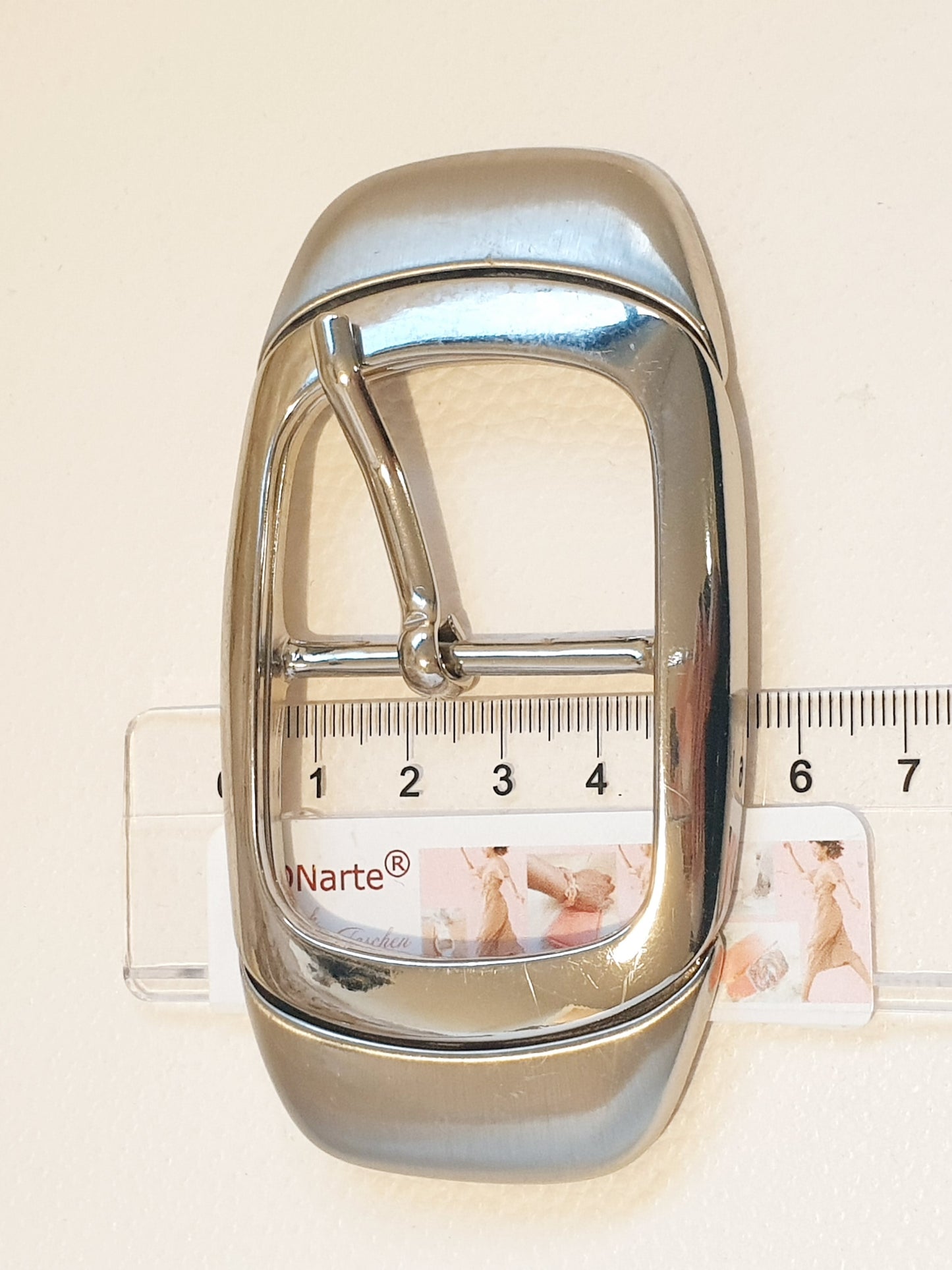 Moderne glatte Gürtelschnalle aus silberfarbenem Metall