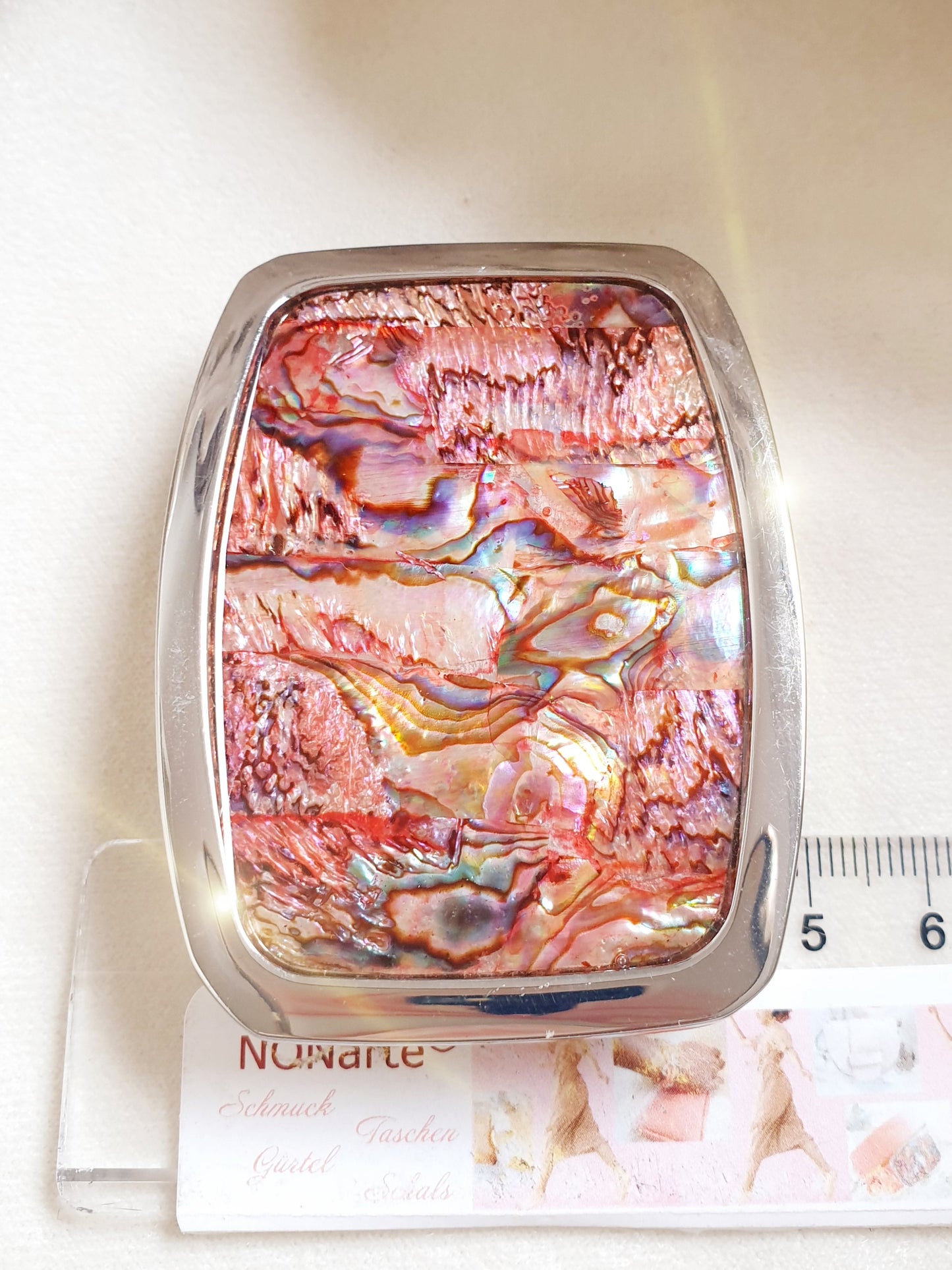 Gürtelschnalle mit Perlmutteinlage in Pink