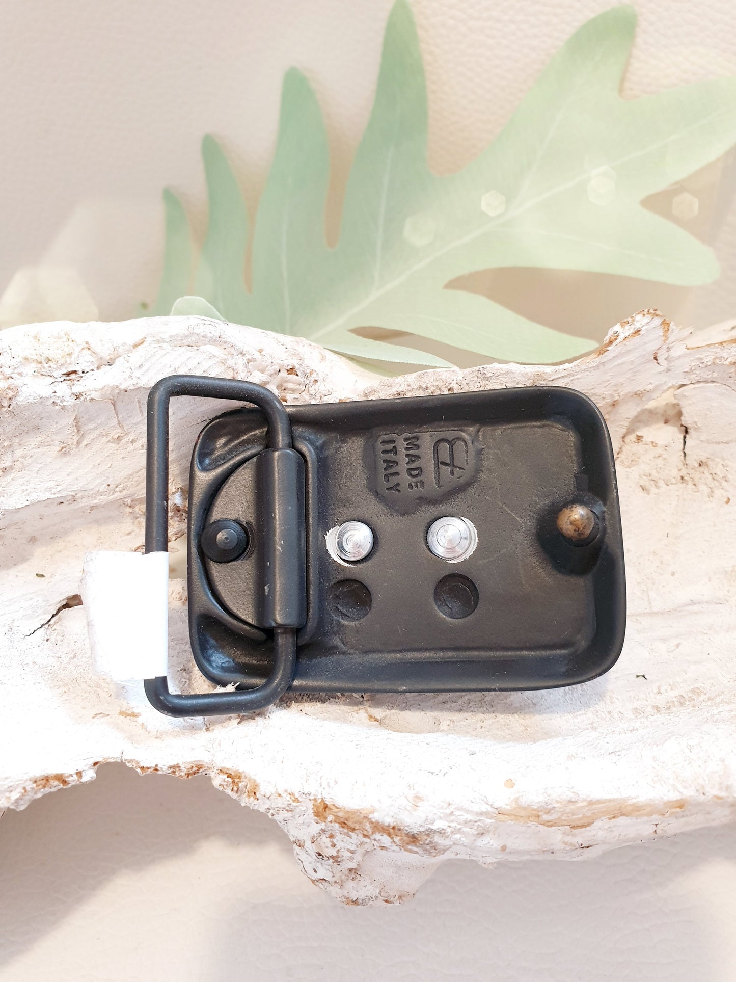 Gürtelschnalle in mattem Schwarz mit Totenkopf in Silber Rückseite