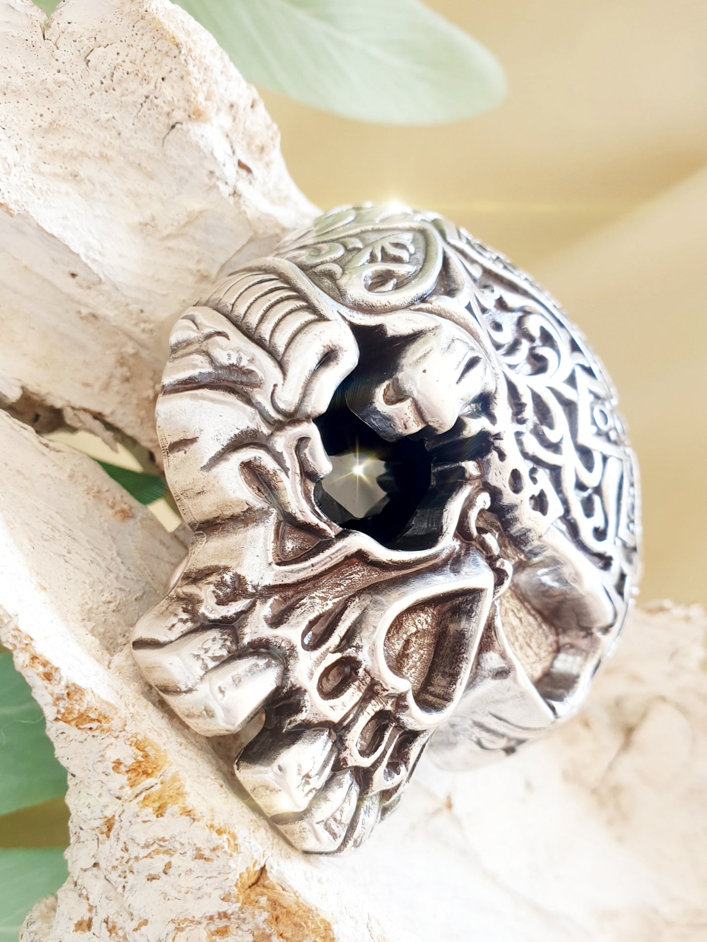 Totenkopf Gürtelschnalle mit Strassstein