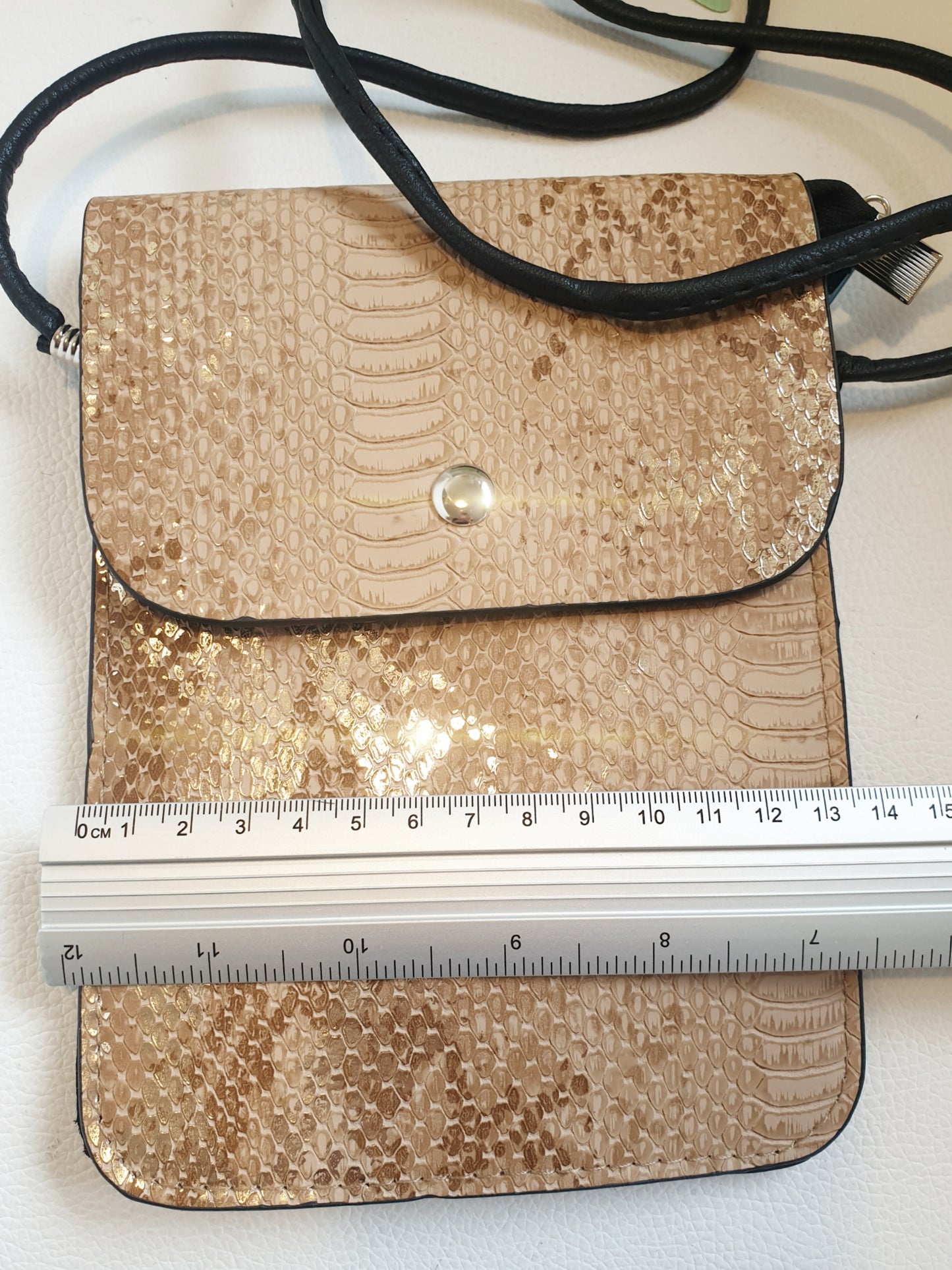 Handytasche kleine Crossbody aus Kunstleder mit Schlangenprägung in Beige