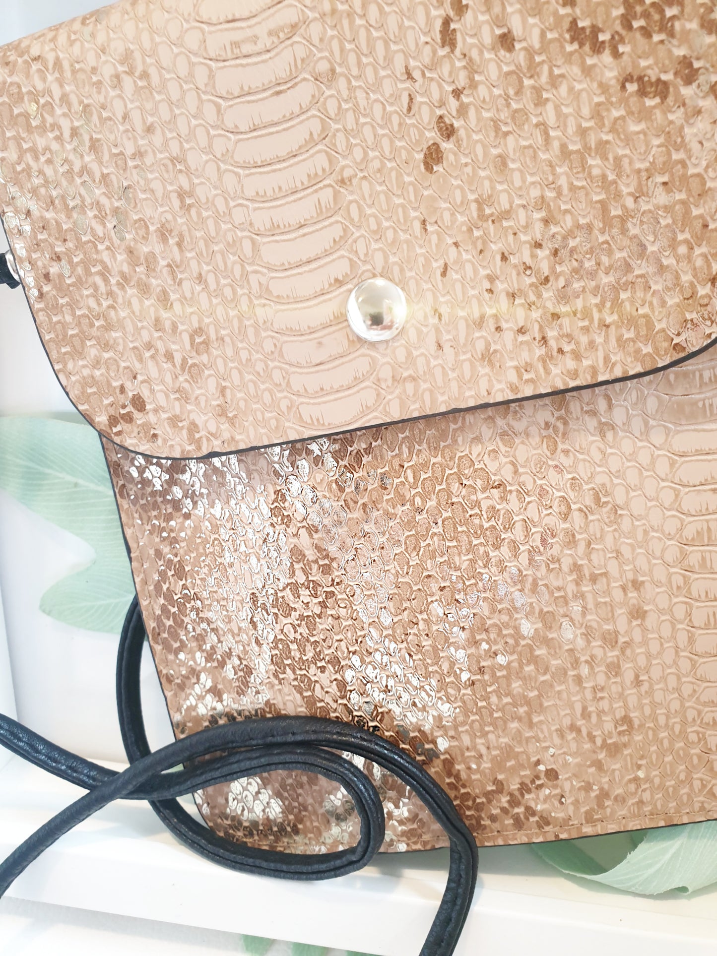 Handytasche kleine Crossbody aus Kunstleder mit Schlangenprägung in Beige