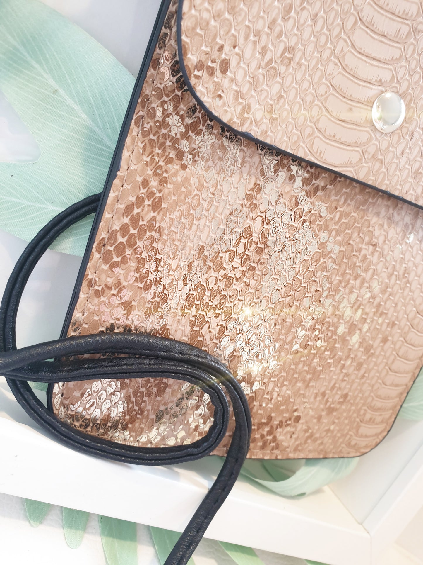 Handytasche kleine Crossbody aus Kunstleder mit Schlangenprägung in Beige