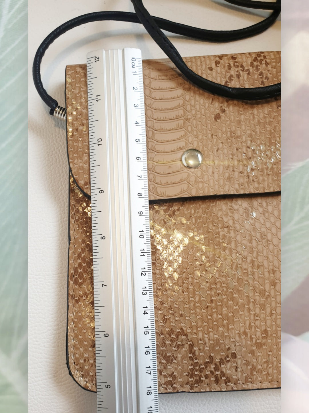 Handytasche kleine Crossbody aus Kunstleder mit Schlangenprägung in Beige