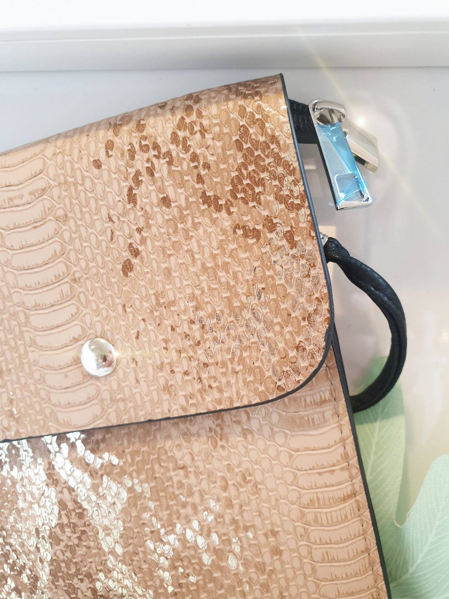 Handytasche kleine Crossbody aus Kunstleder mit Schlangenprägung in Beige