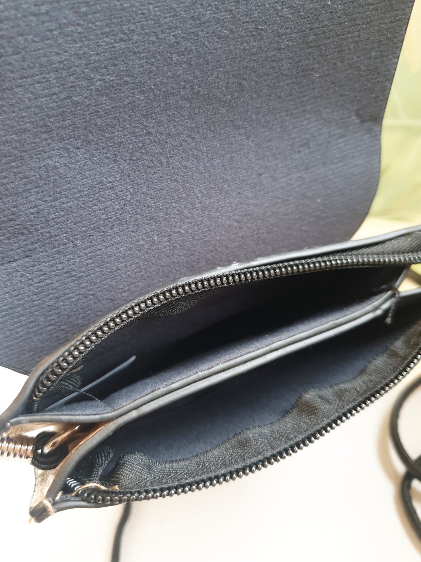 Handytasche kleine Crossbody aus Kunstleder mit Schlangenprägung in Beige
