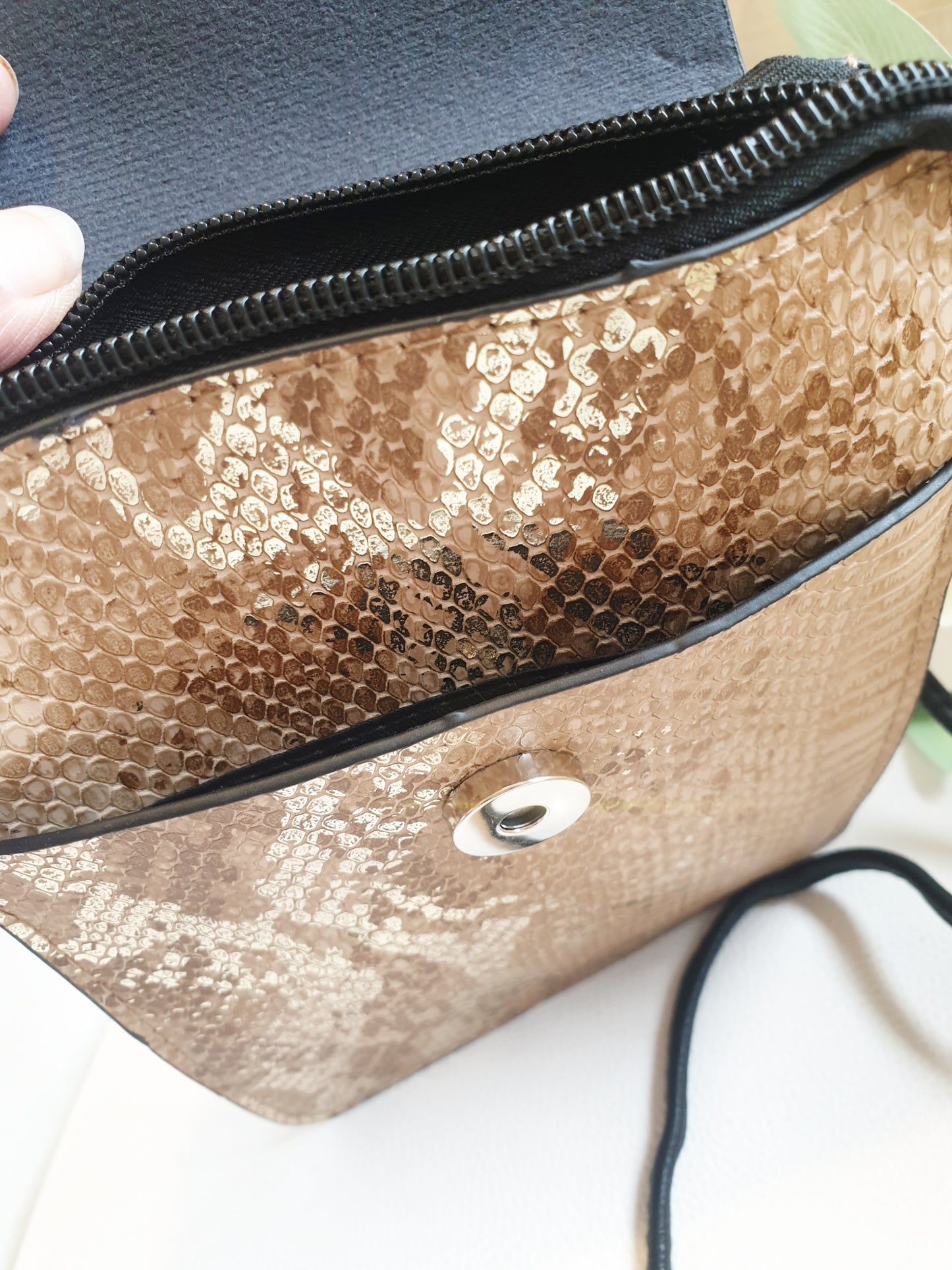 Handytasche kleine Crossbody aus Kunstleder mit Schlangenprägung in Beige