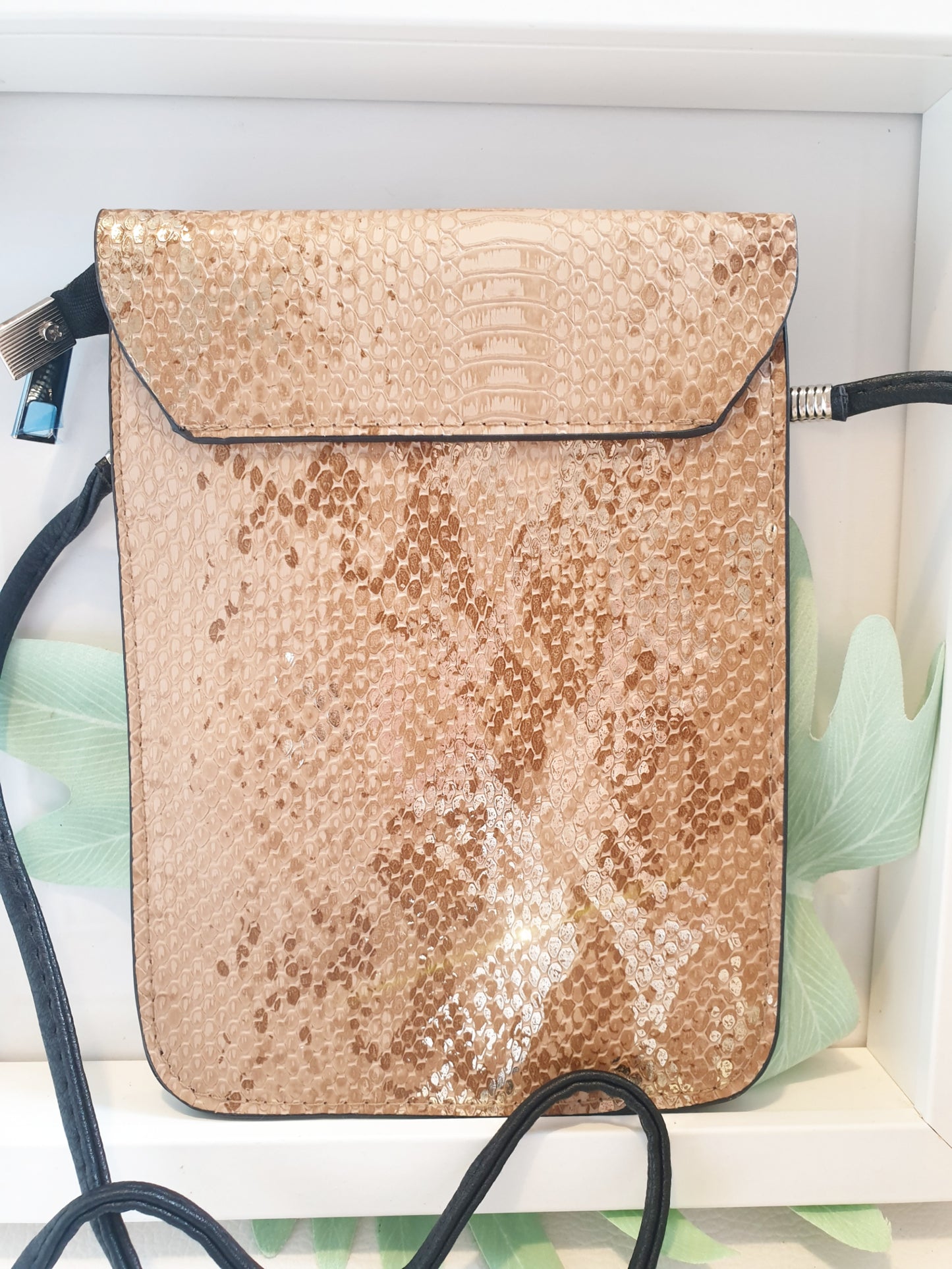 Handytasche kleine Crossbody aus Kunstleder mit Schlangenprägung in Beige