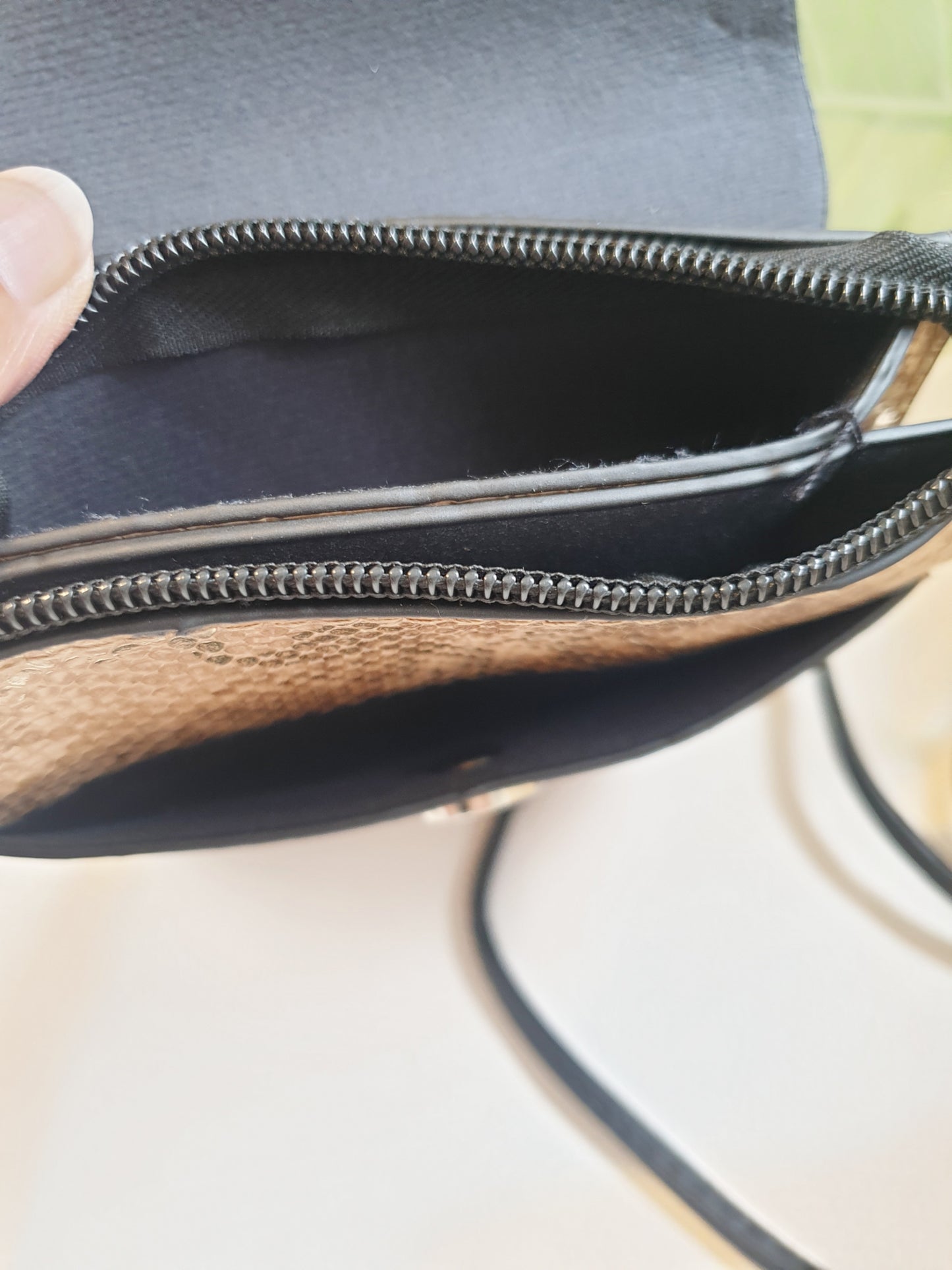 Handytasche kleine Crossbody aus Kunstleder mit Schlangenprägung in Beige