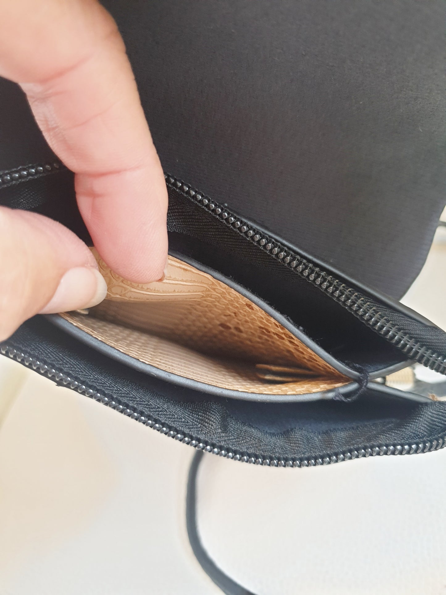 Handytasche kleine Crossbody aus Kunstleder mit Schlangenprägung in Beige