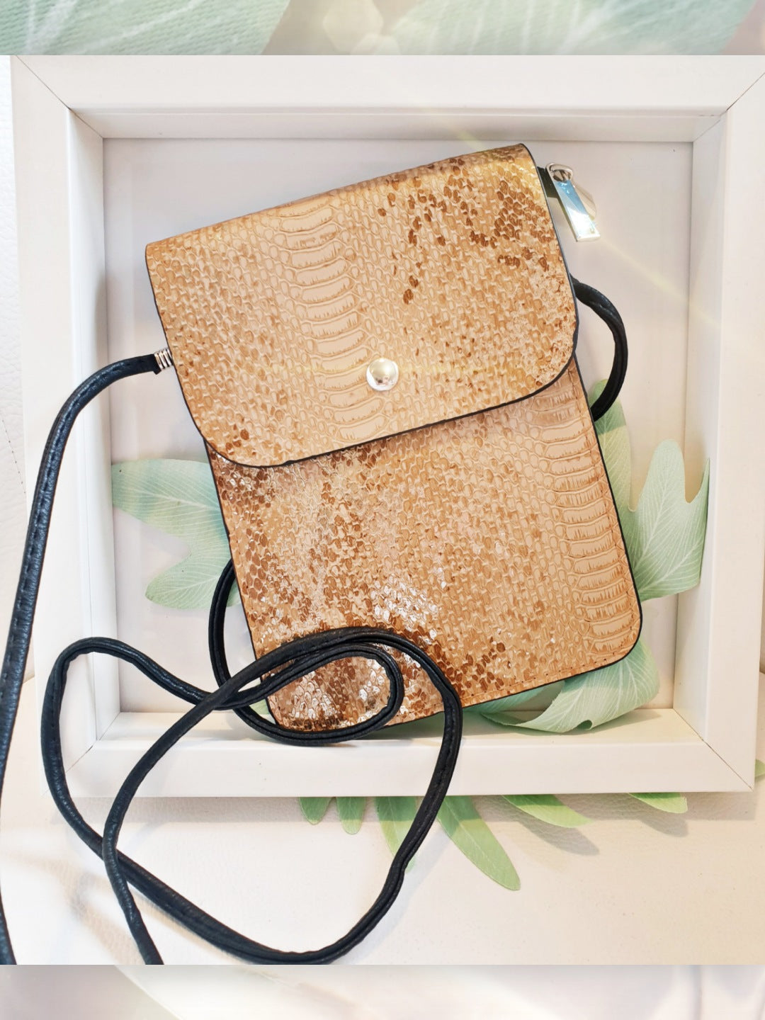 Handytasche kleine Crossbody aus Kunstleder mit Schlangenprägung in Beige