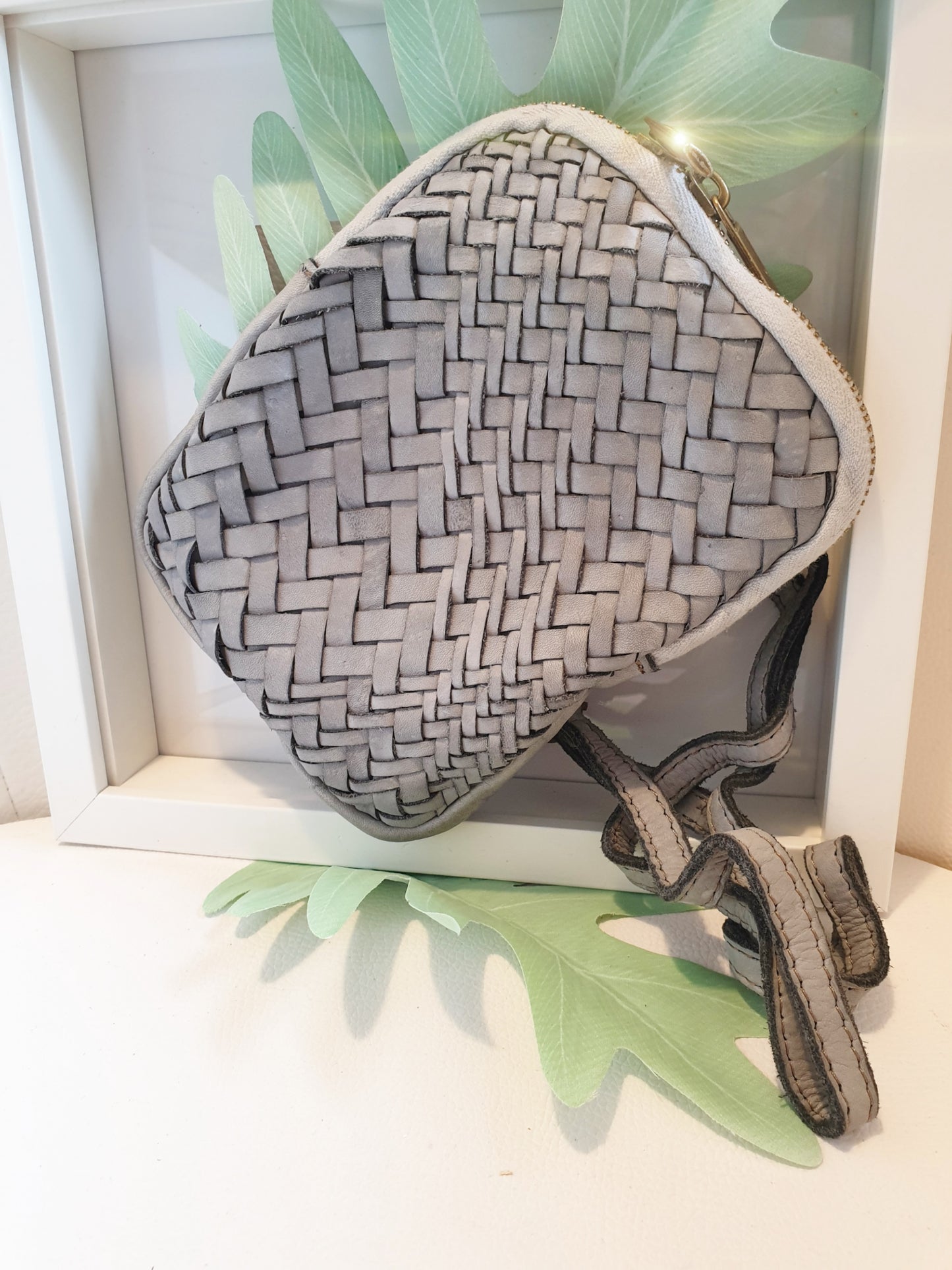 Handytasche aus geflochtenem Waschleder in Grau