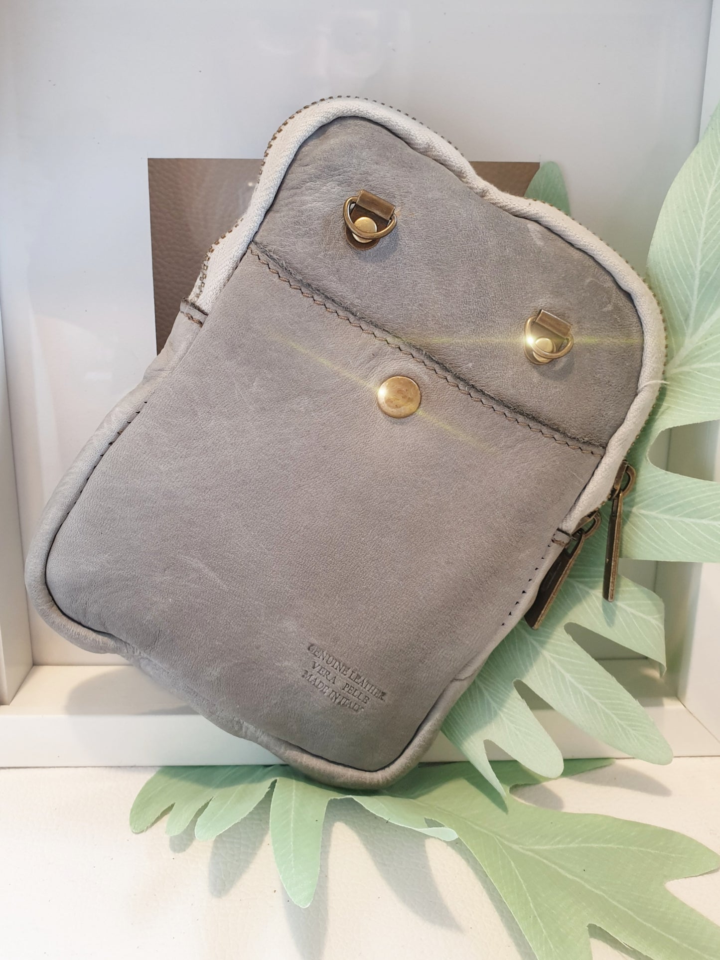 Handytasche aus geflochtenem Waschleder in Grau