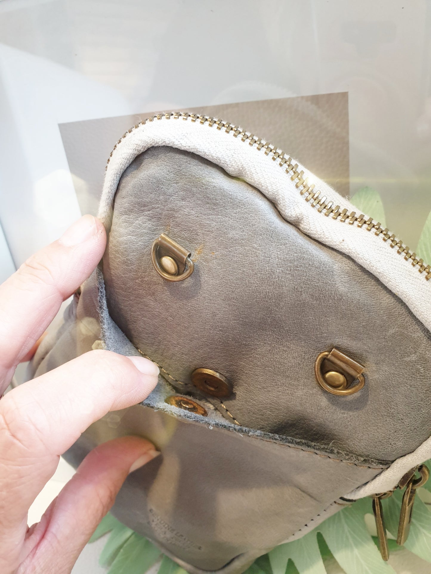 Handytasche aus geflochtenem Waschleder in Grau