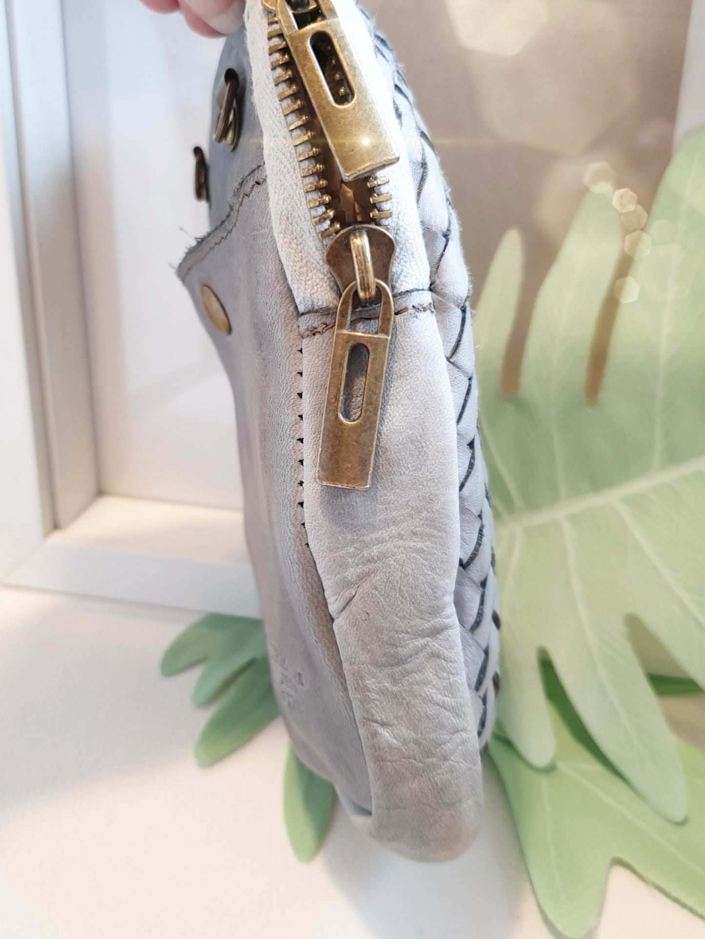 Tasche Handytasche Crossbody / weiches Waschleder / geflochten / Grau