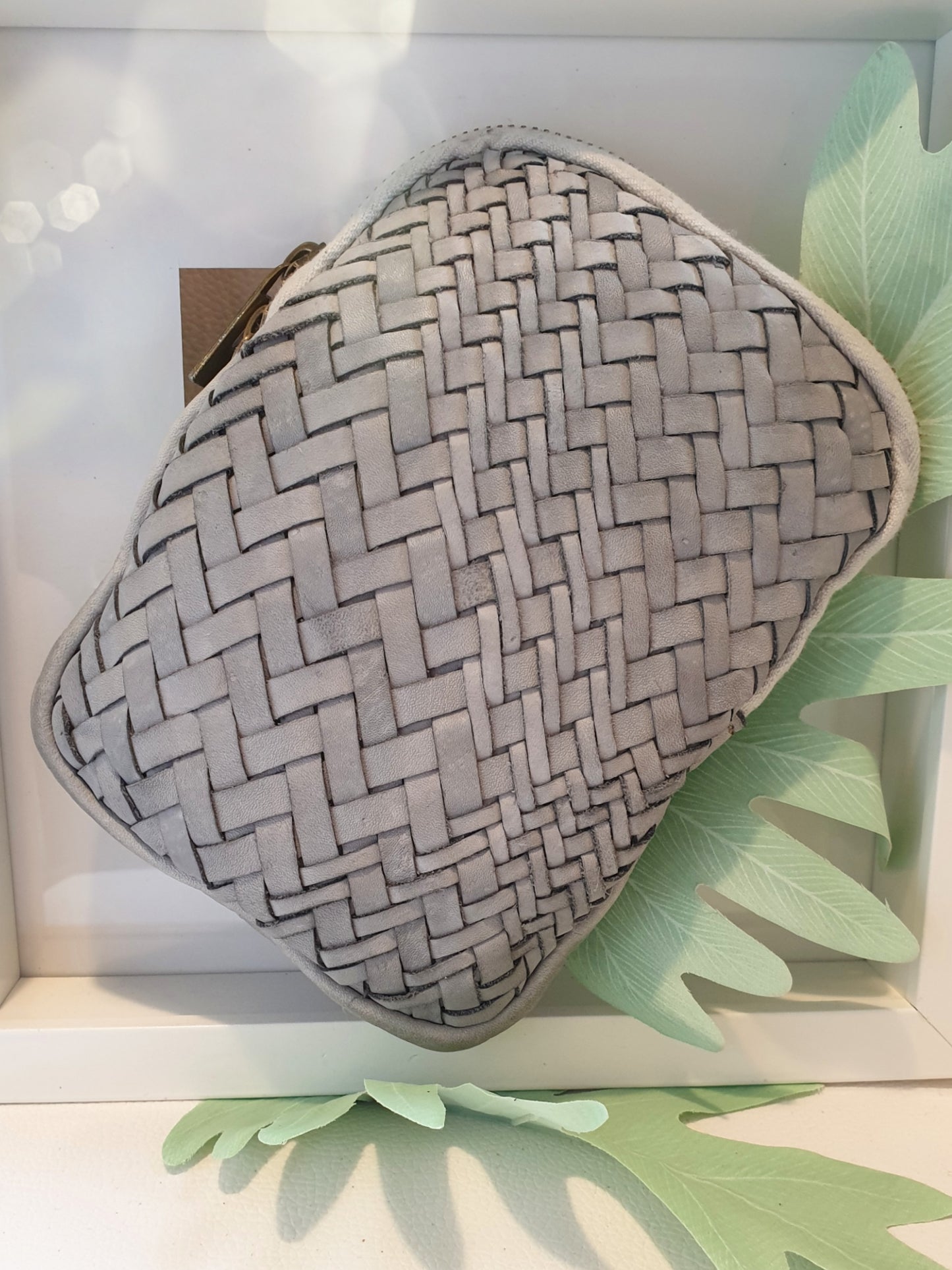 Handytasche aus geflochtenem Waschleder in Grau