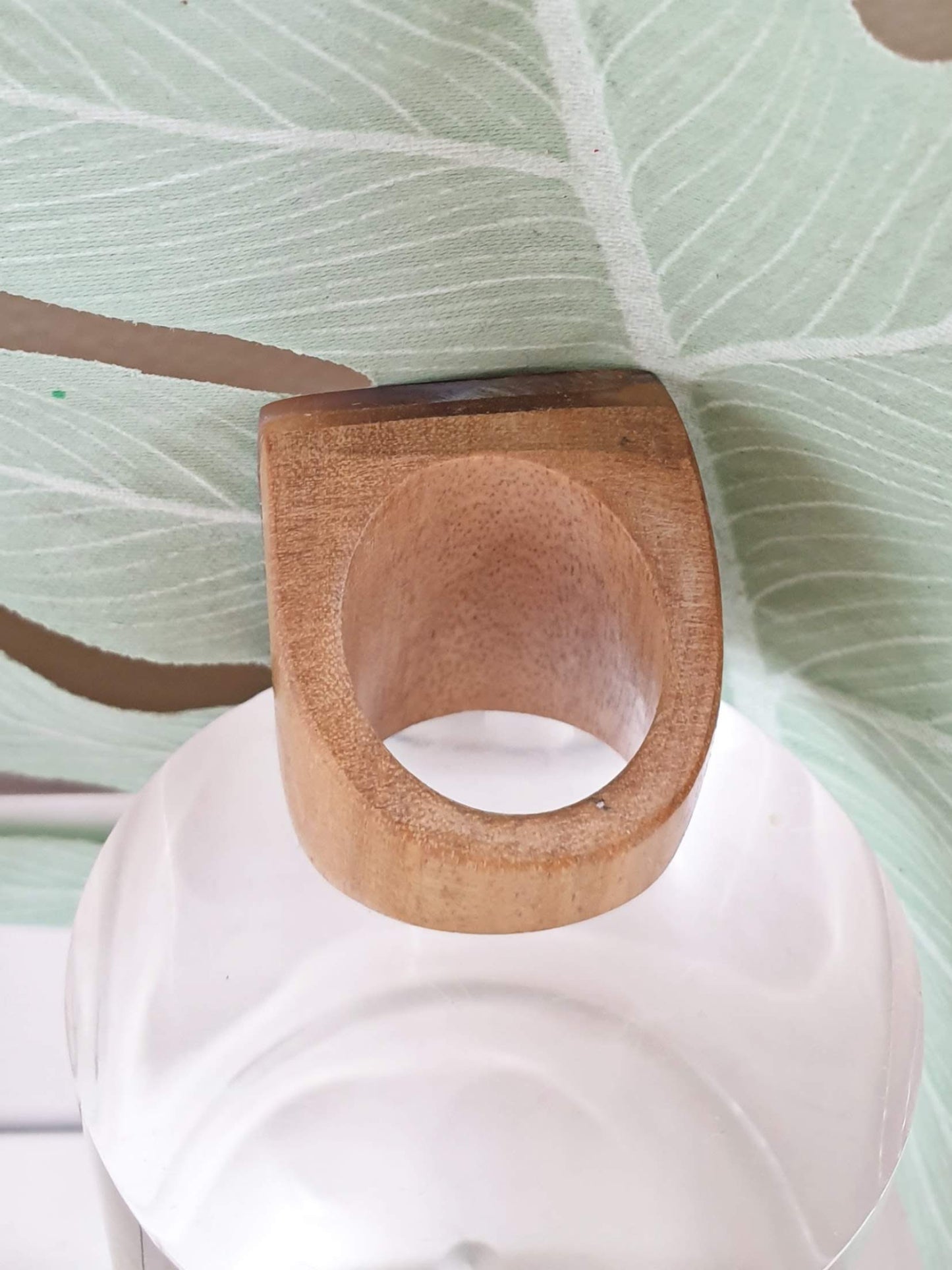 Holzring mit Perlmuttauflage Braun
