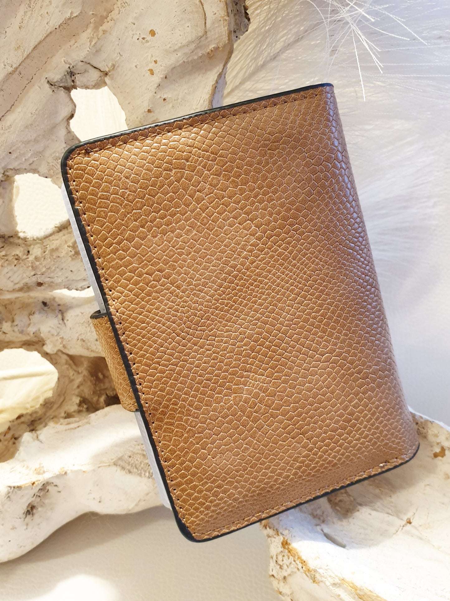 Kreditkartenetui aus Kunstleder mit Schlangenprägung in Camel