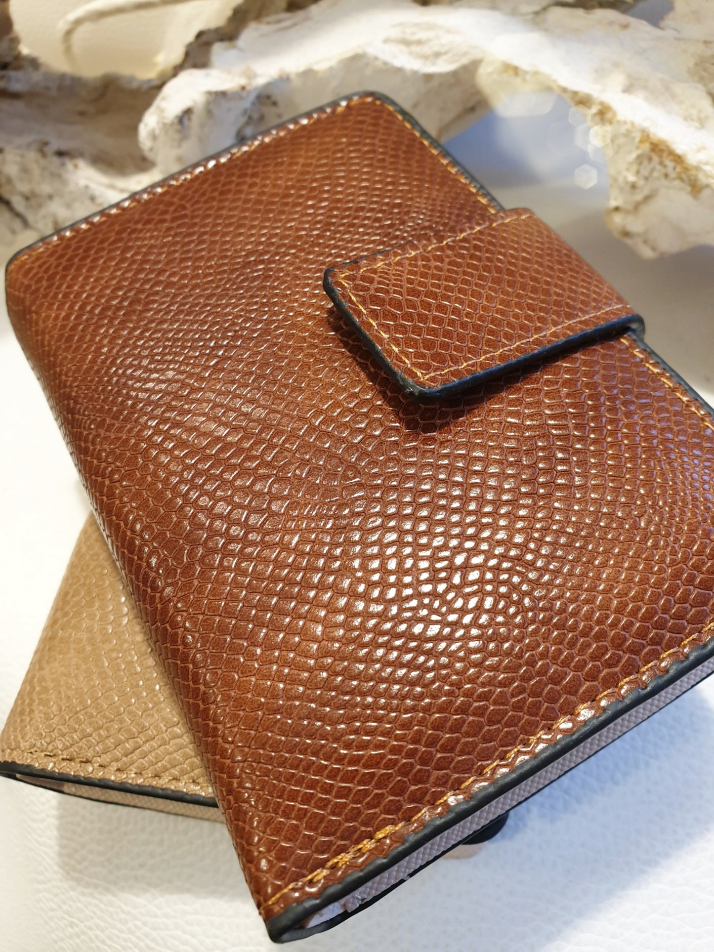 Kreditkartenetui aus Kunstleder mit Schlangenprägung in Cognac