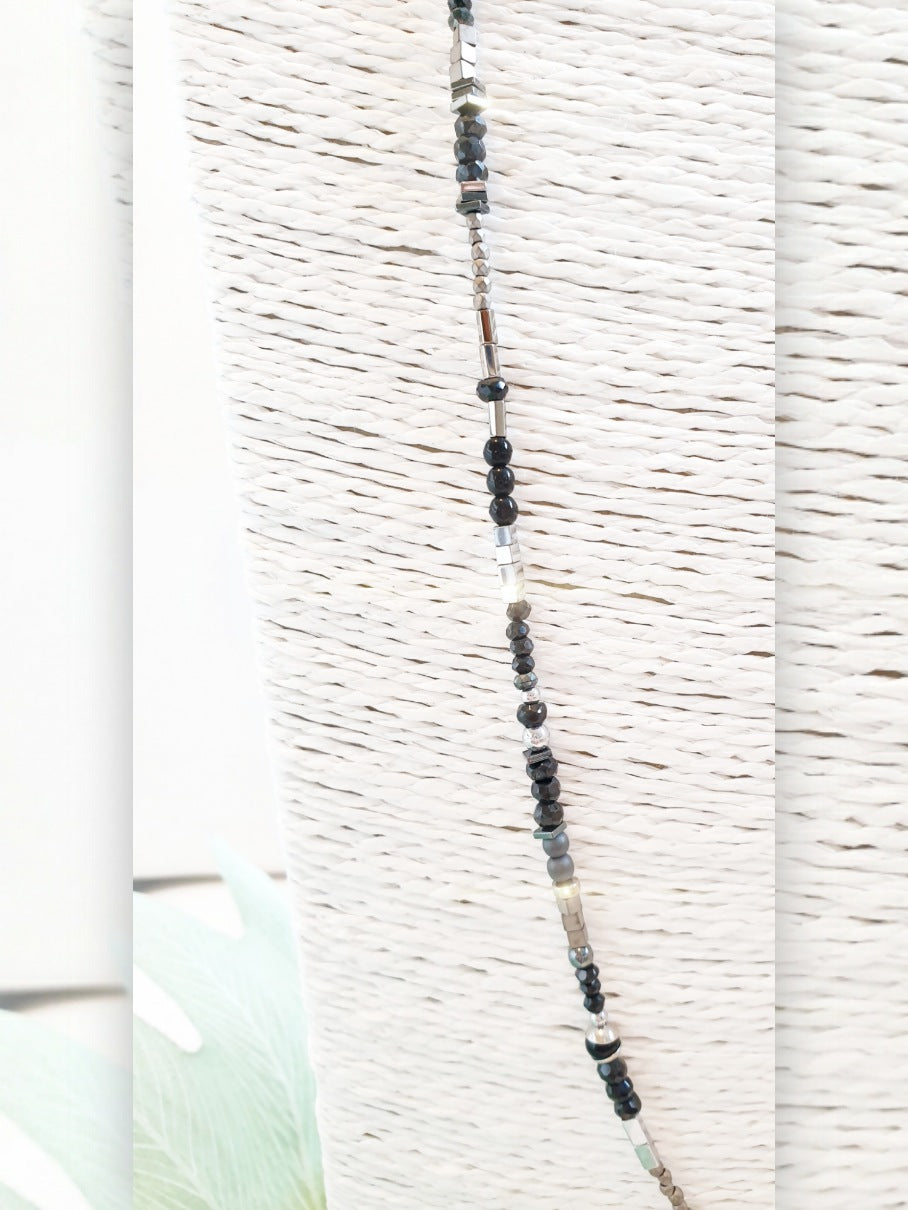 Lange, zierliche Kette aus kleinen Edelsteinen mit Onyx und Hämatit Detail