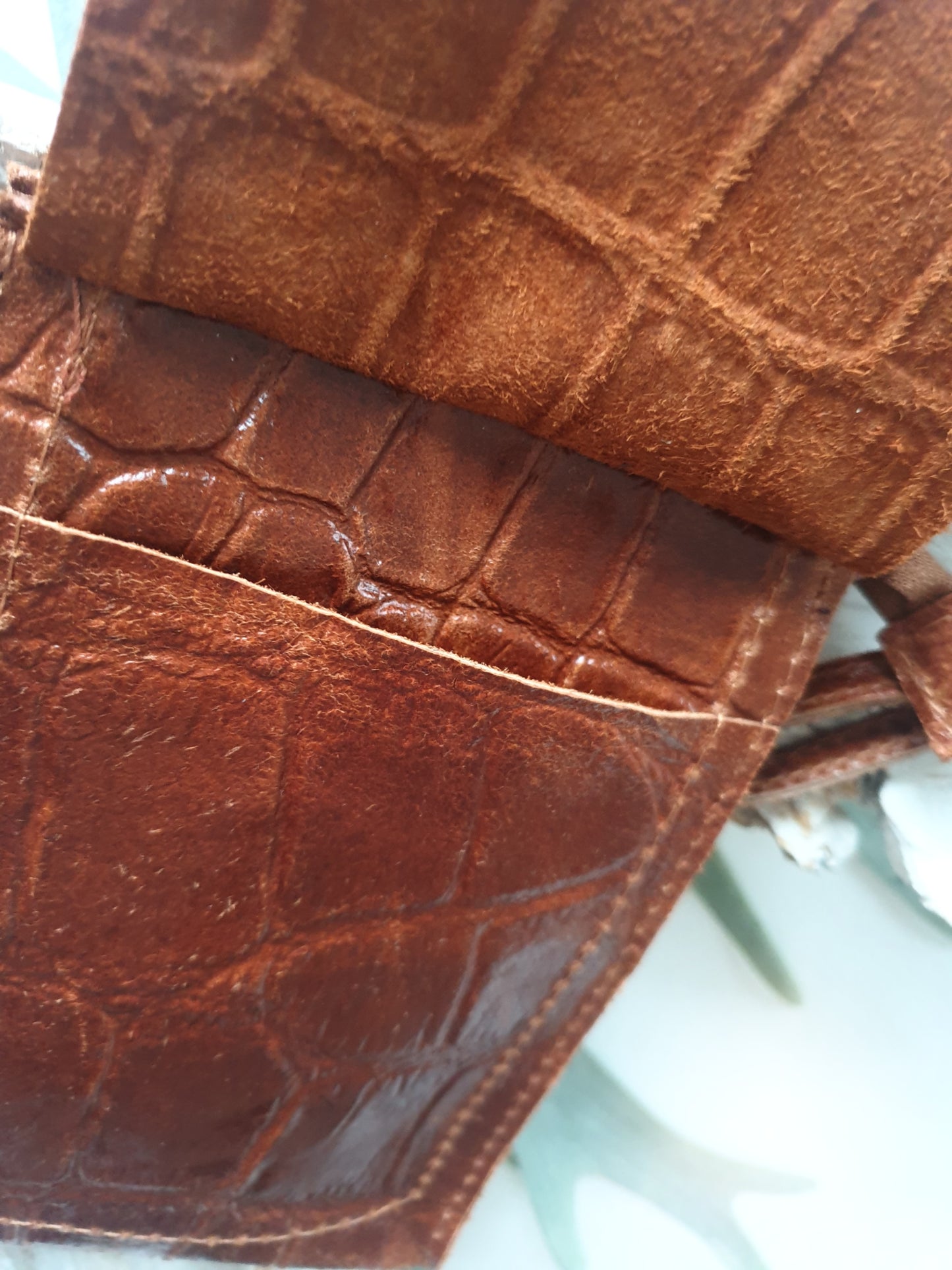 kleine-umhaengetasche-handytasche-kroko-cognac-1