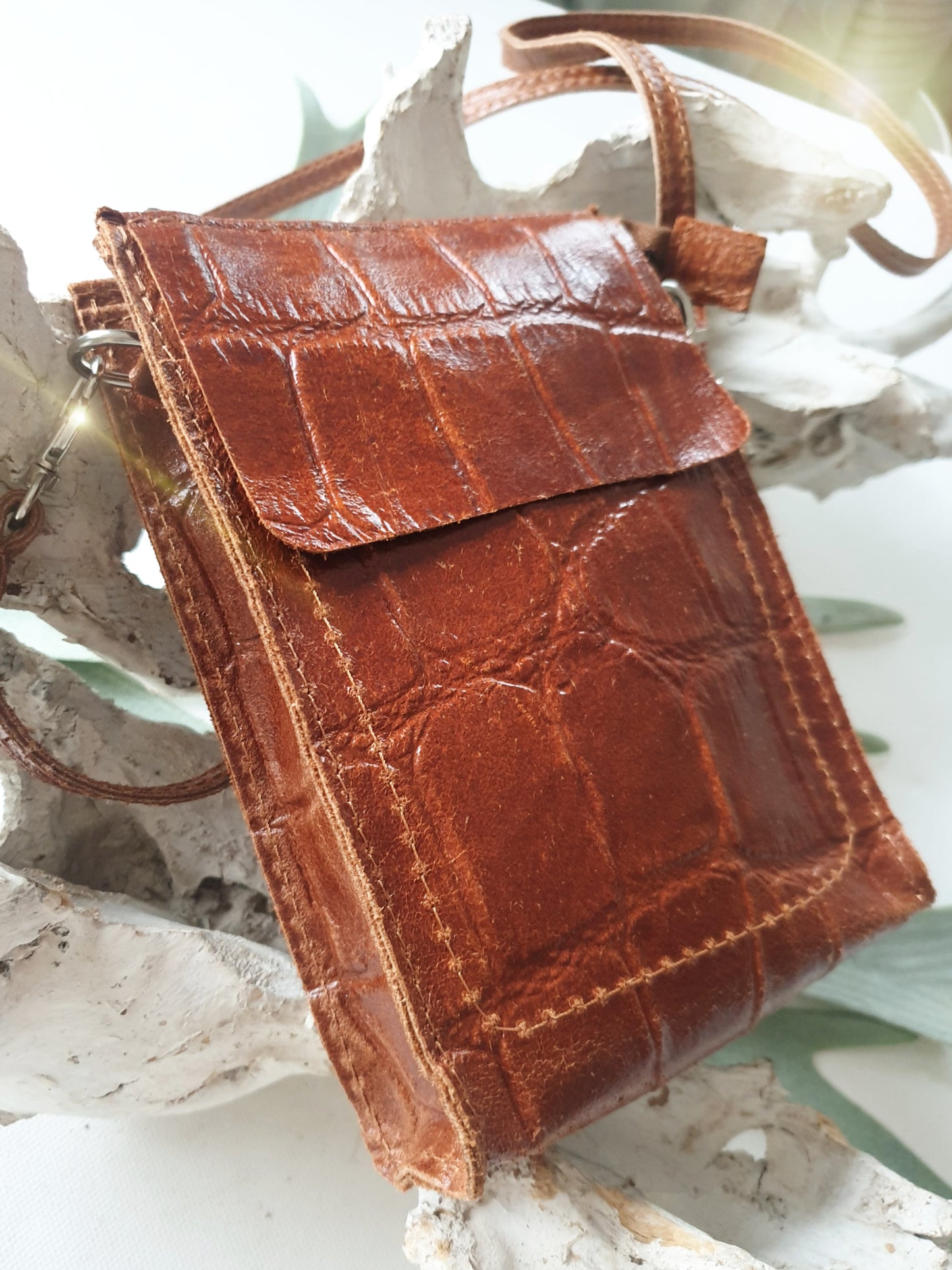 kleine-umhaengetasche-handytasche-kroko-cognac-1