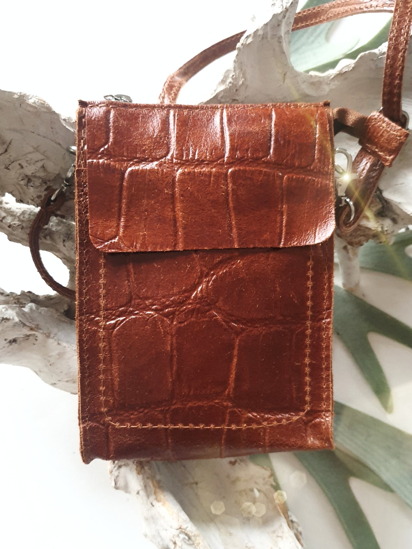 kleine-umhaengetasche-handytasche-kroko-cognac-1