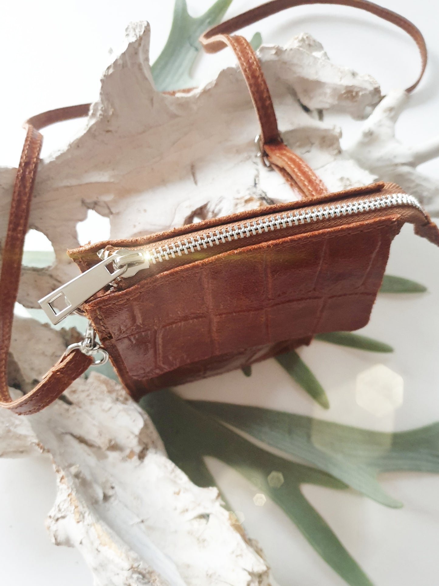 kleine-umhaengetasche-handytasche-kroko-cognac-1