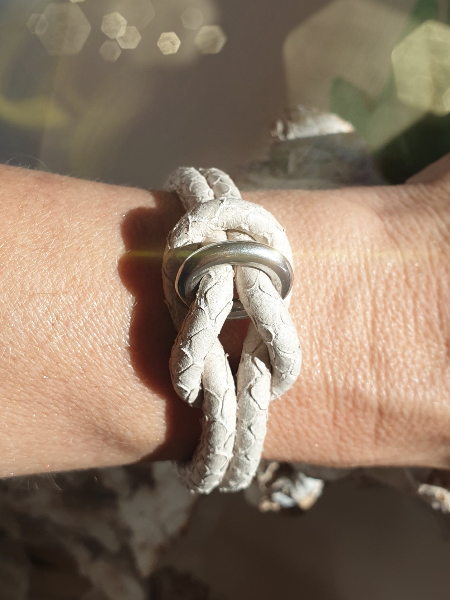 Lederarmband aus hellbeigem Leder mit Schlangenprägung und Knoten Tragefoto