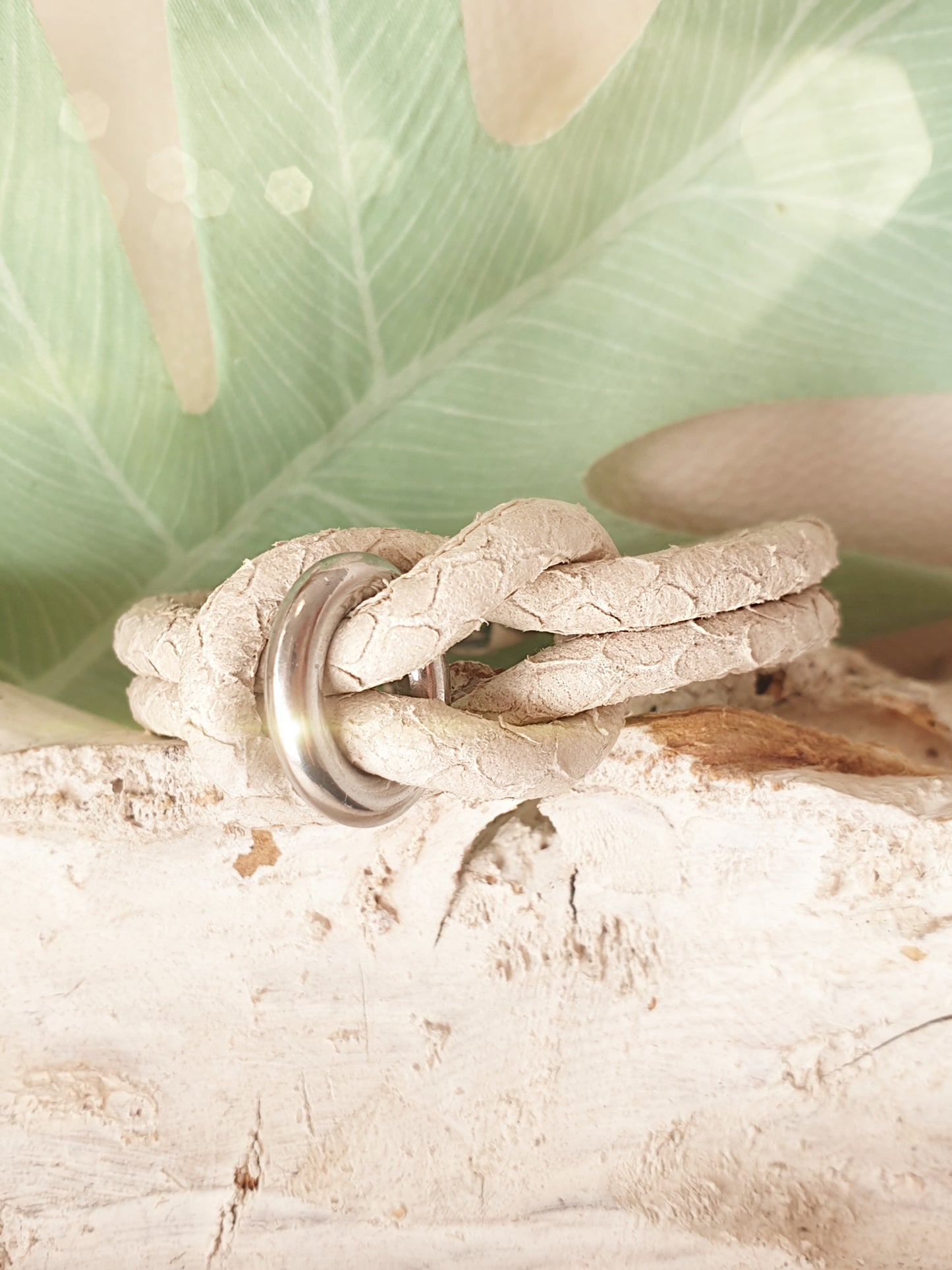 Lederarmband aus hellbeigem Leder mit Schlangenprägung und Knoten