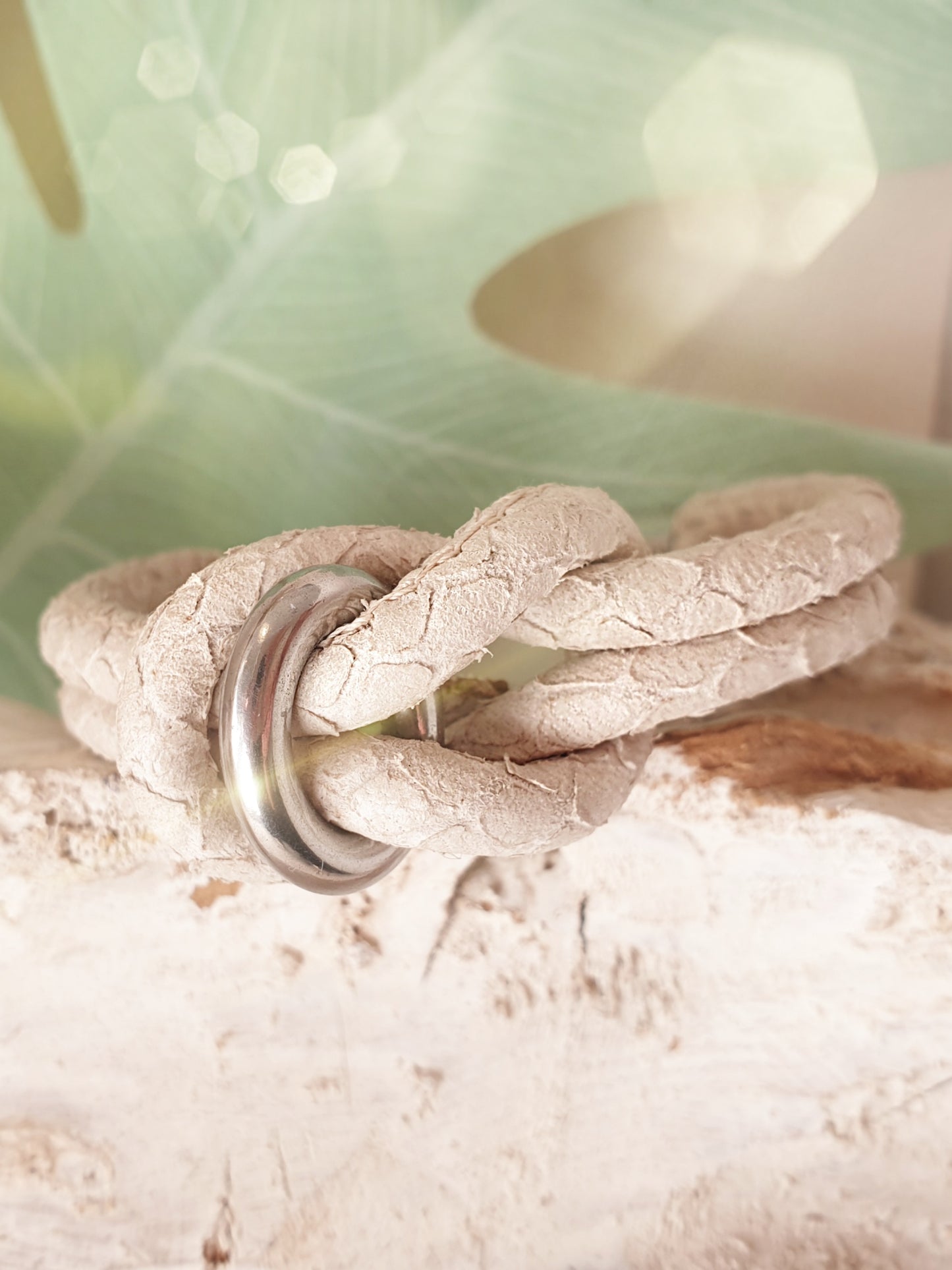 Lederarmband aus hellbeigem Leder mit Schlangenprägung und Knoten