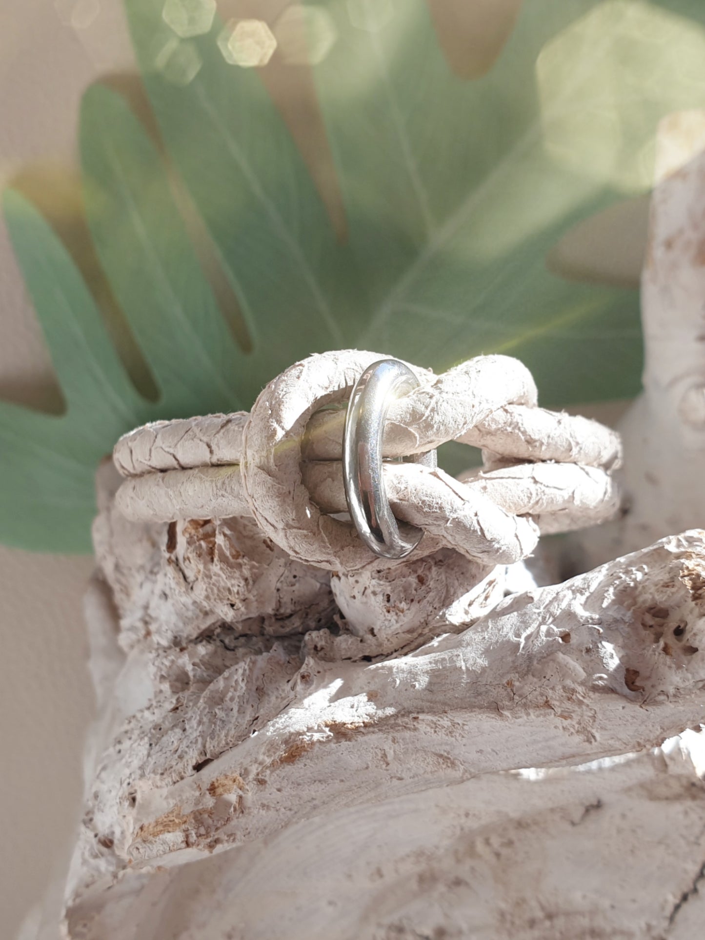 Lederarmband aus hellbeigem Leder mit Schlangenprägung und Knoten