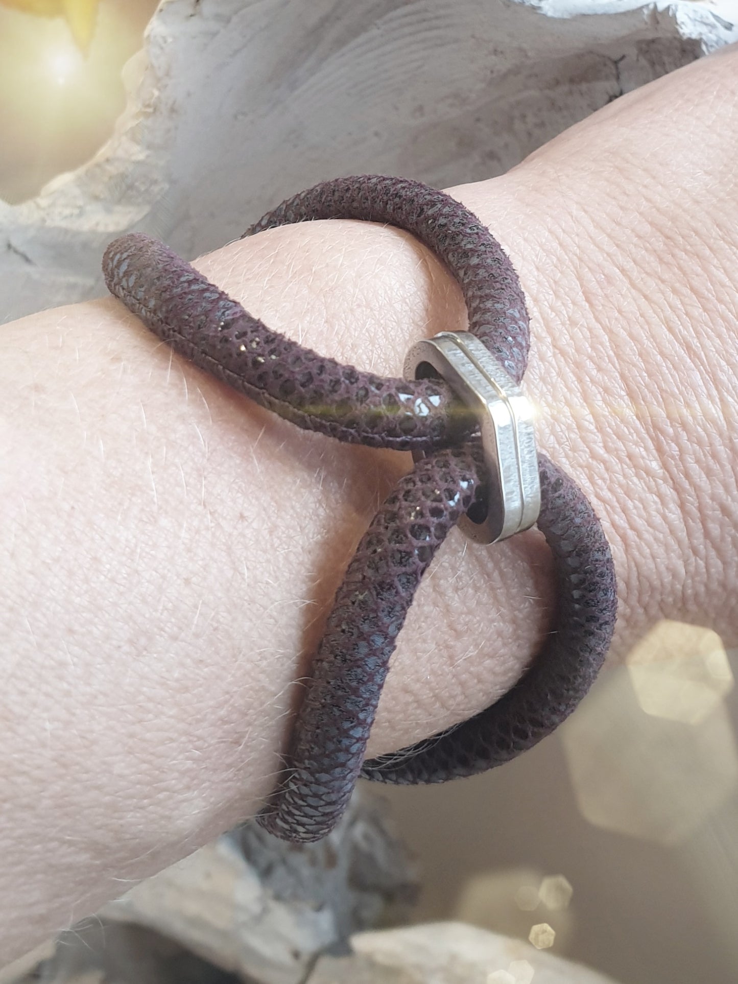Lederarmband mit Rochenprägung in Dunkelbraun