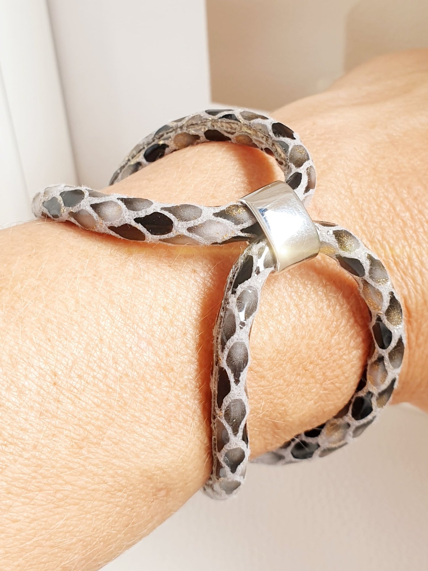 Extravagantes Armband aus Kunstleder in Grautönen mit leichten Metalliceffekten