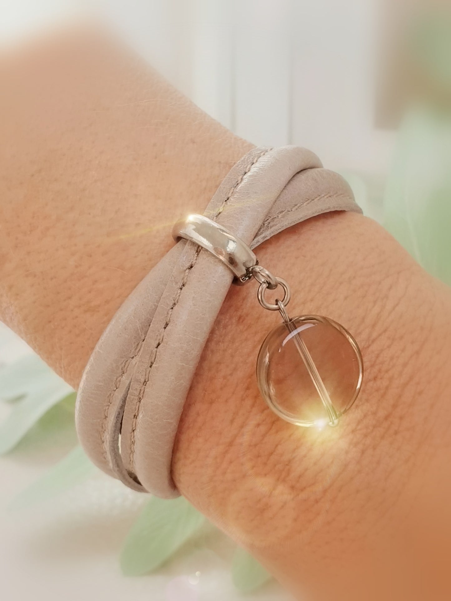 Lederarmband in hellem Taupe mit Rauchquarz Anhänger an Arm