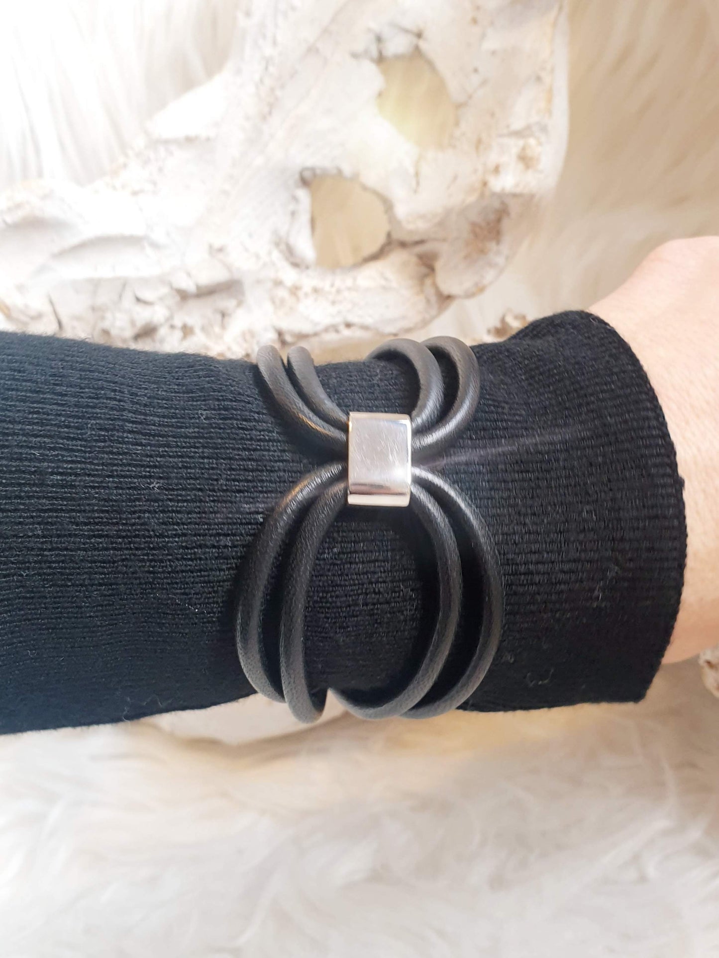 Exklusives Lederarmband für Damen in Schwarz