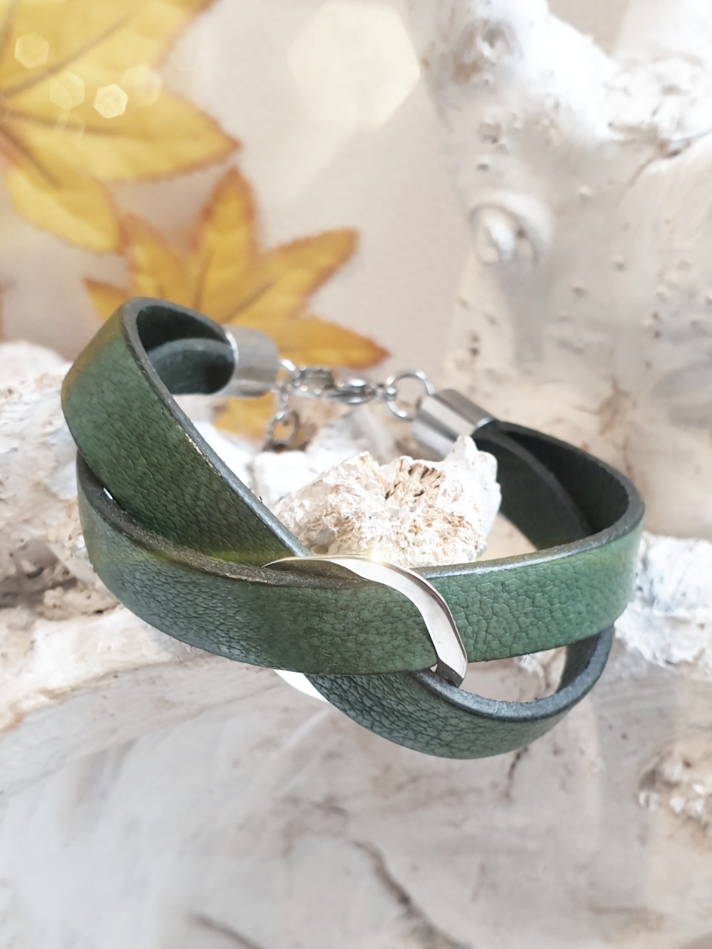 Armband aus Büffelleder in Grün