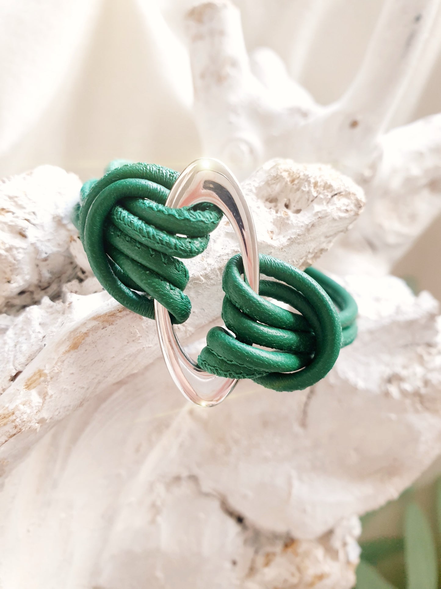 Grünes Lederarmband mit Edelstahlelement in Silber