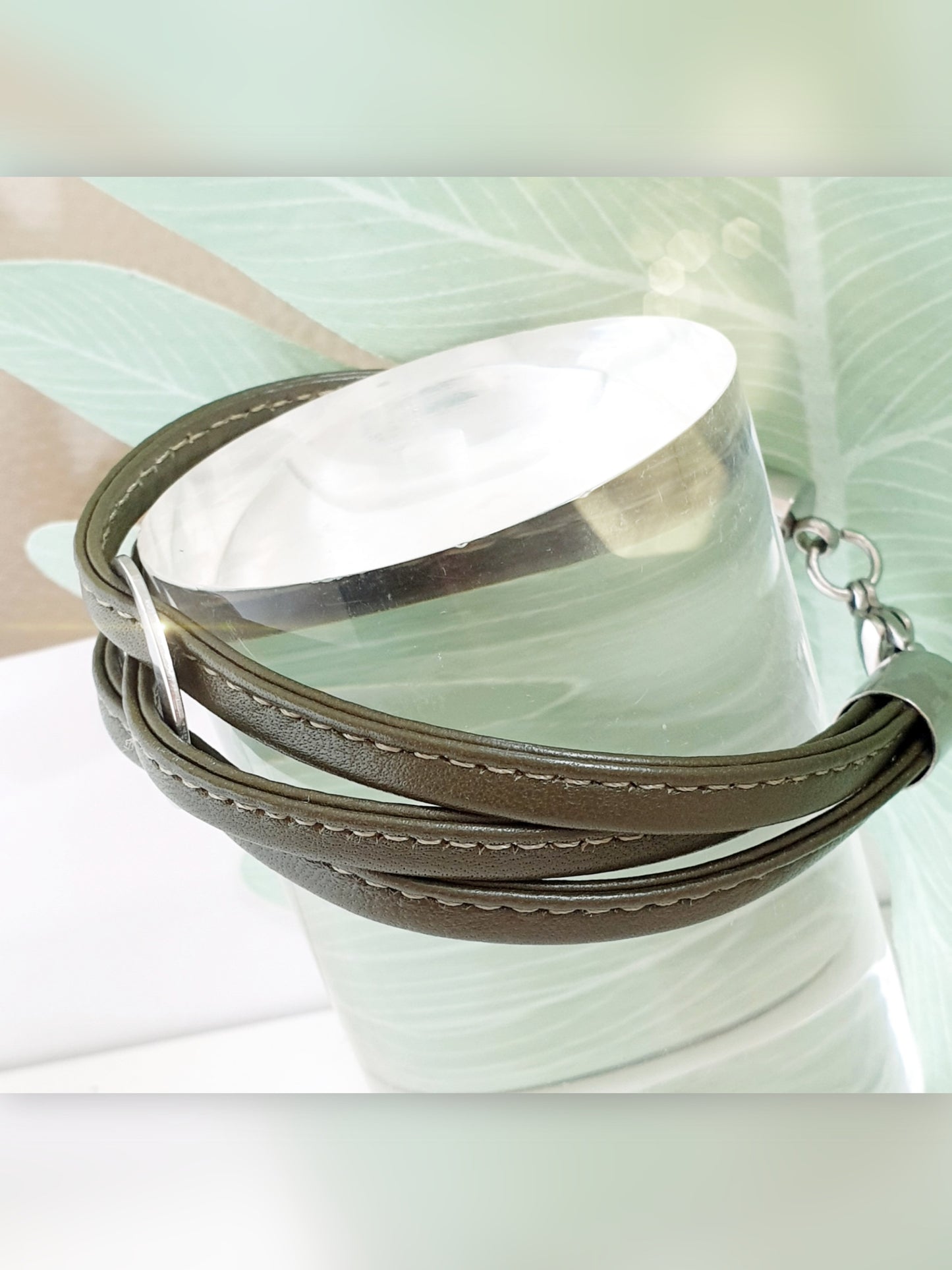 Lederarmband dreifach in Oliv Grün Seite