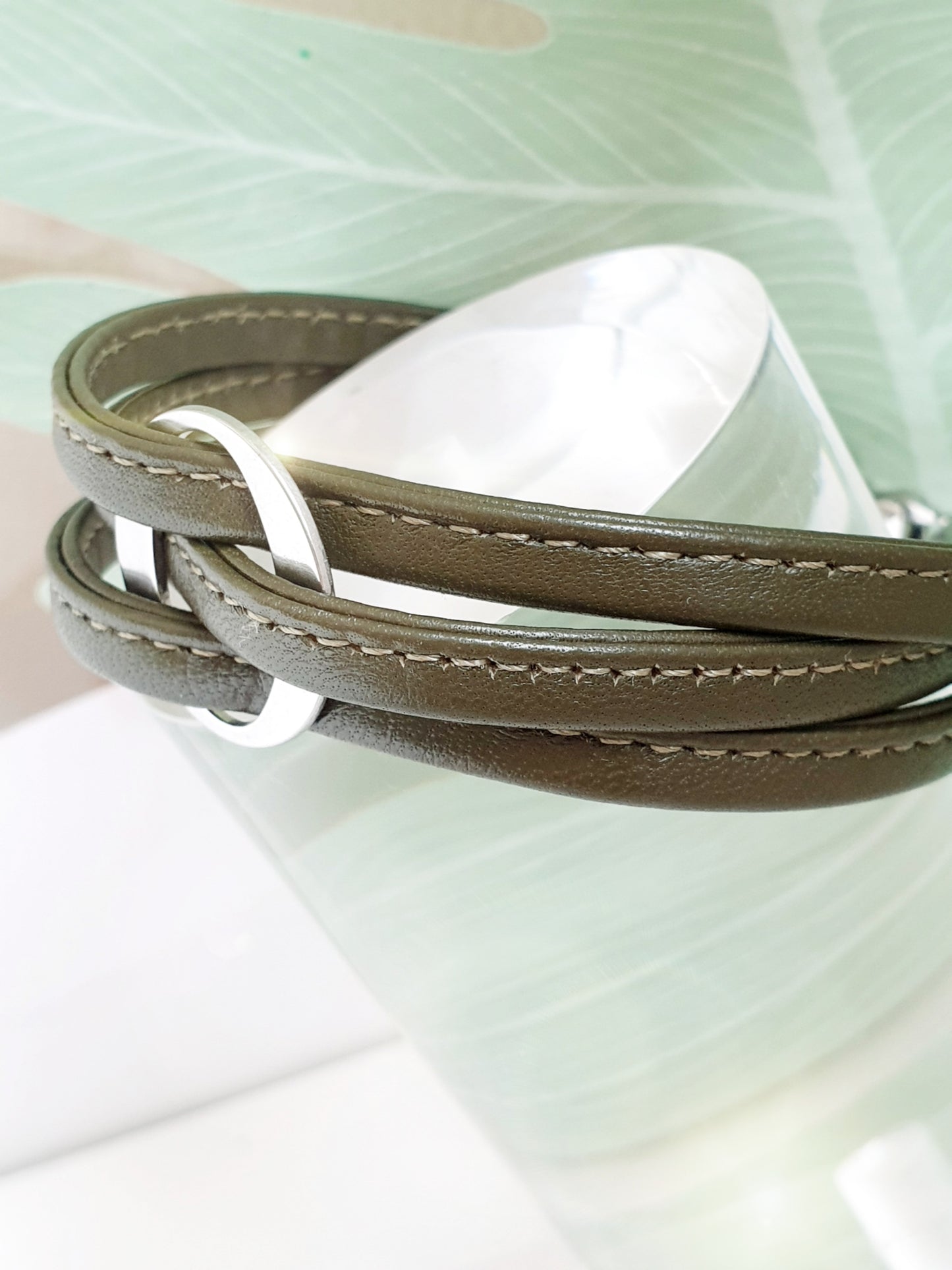 Lederarmband dreifach in Oliv Grün vorne Seite
