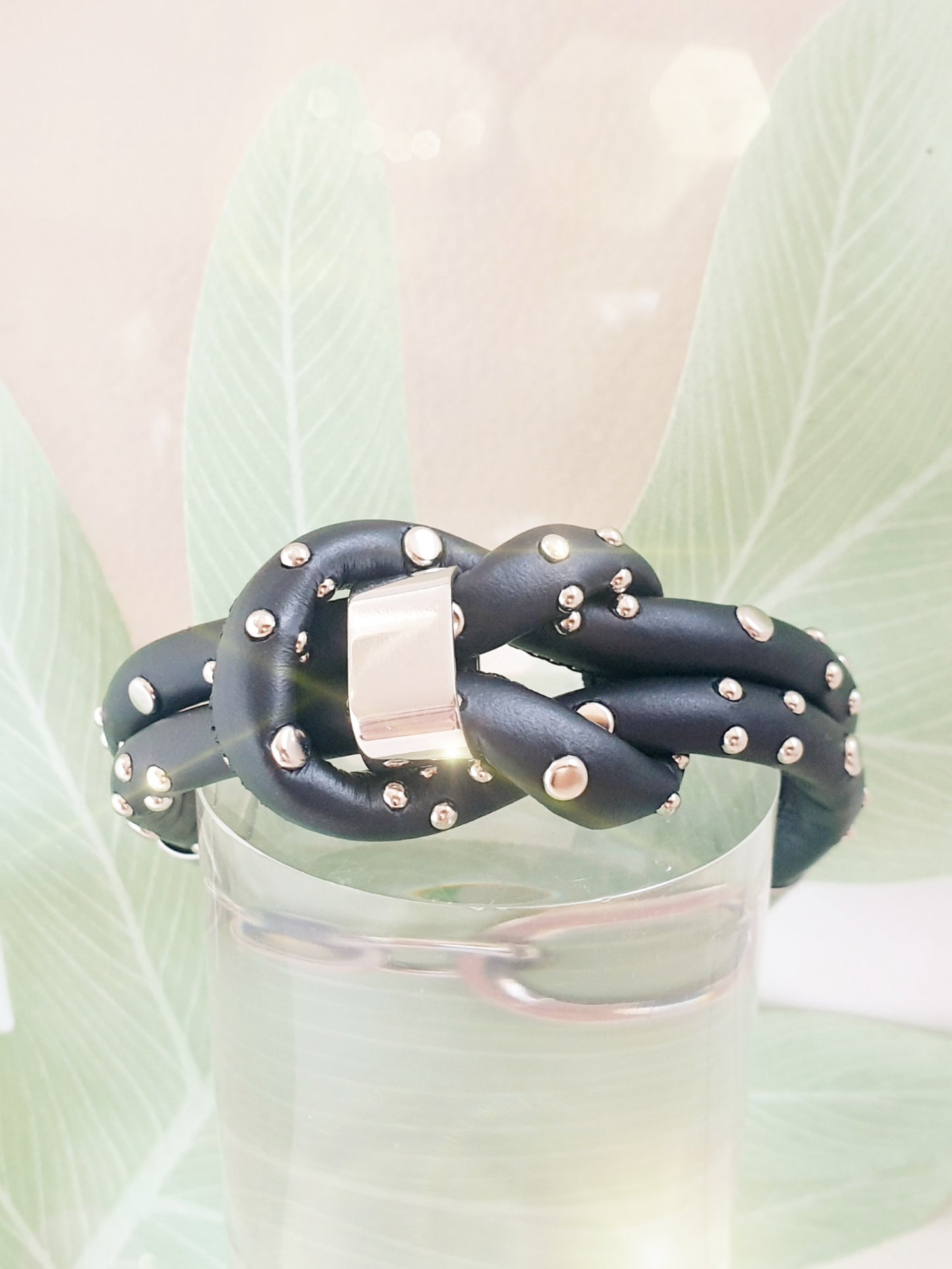 Modernes, extravagantes Lederarmband mit Nieten in Schwarz