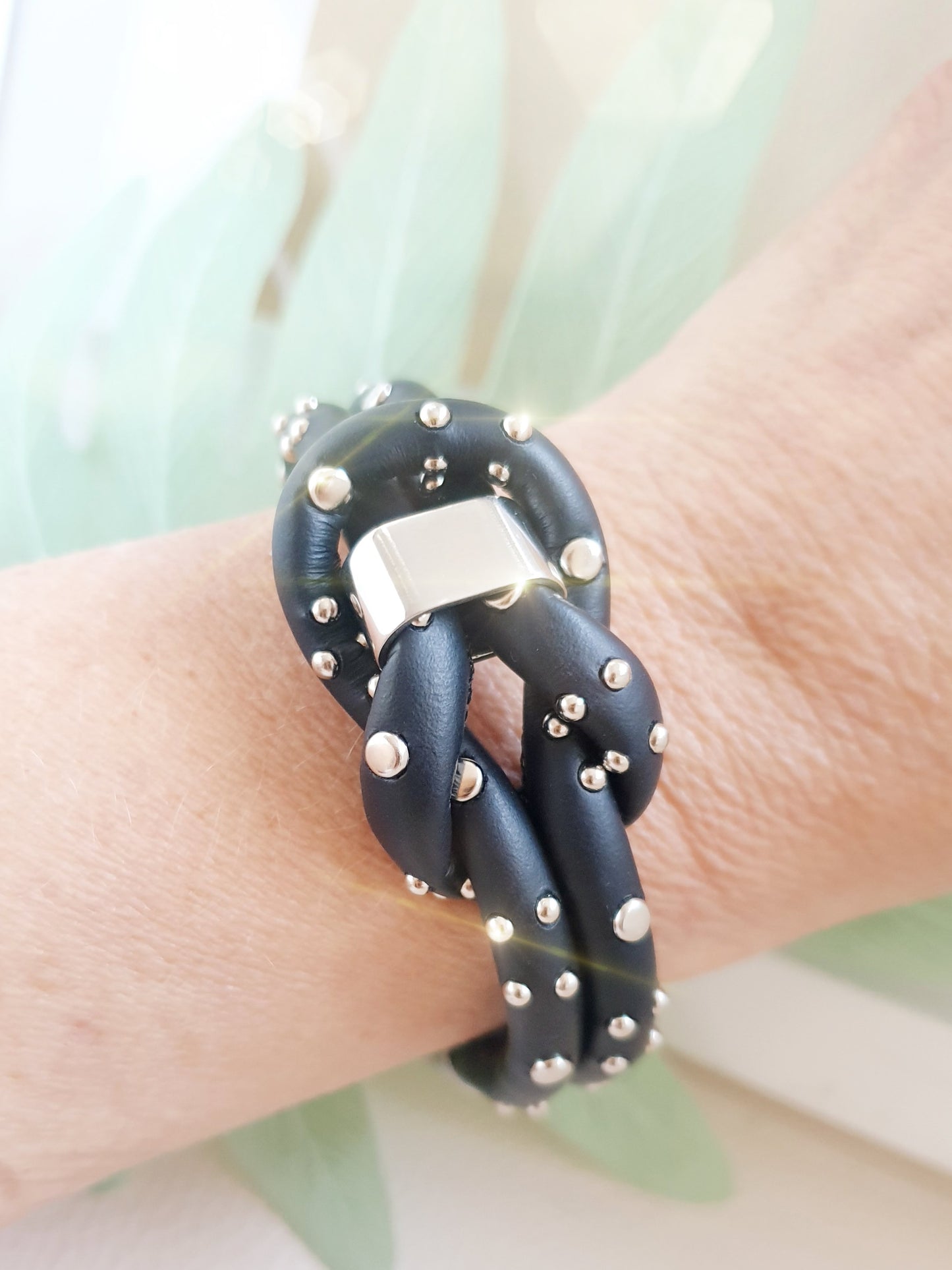 Modernes, extravagantes Lederarmband mit Nieten in Schwarz Tragefoto