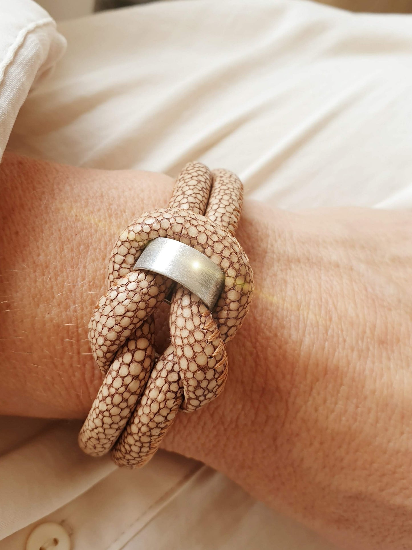 Armband aus Leder mit Rochenprägung in Camel