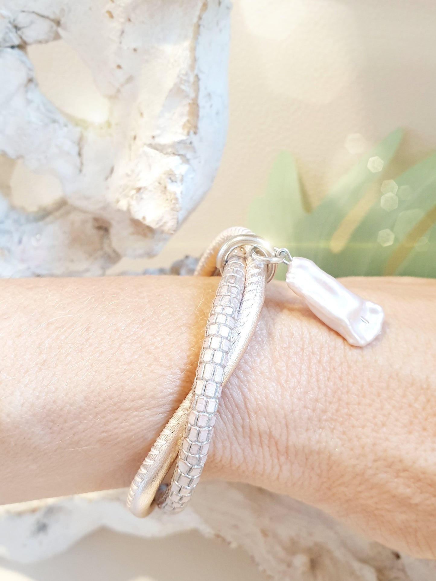 Lederarmband Rosa metallic mit Prägung