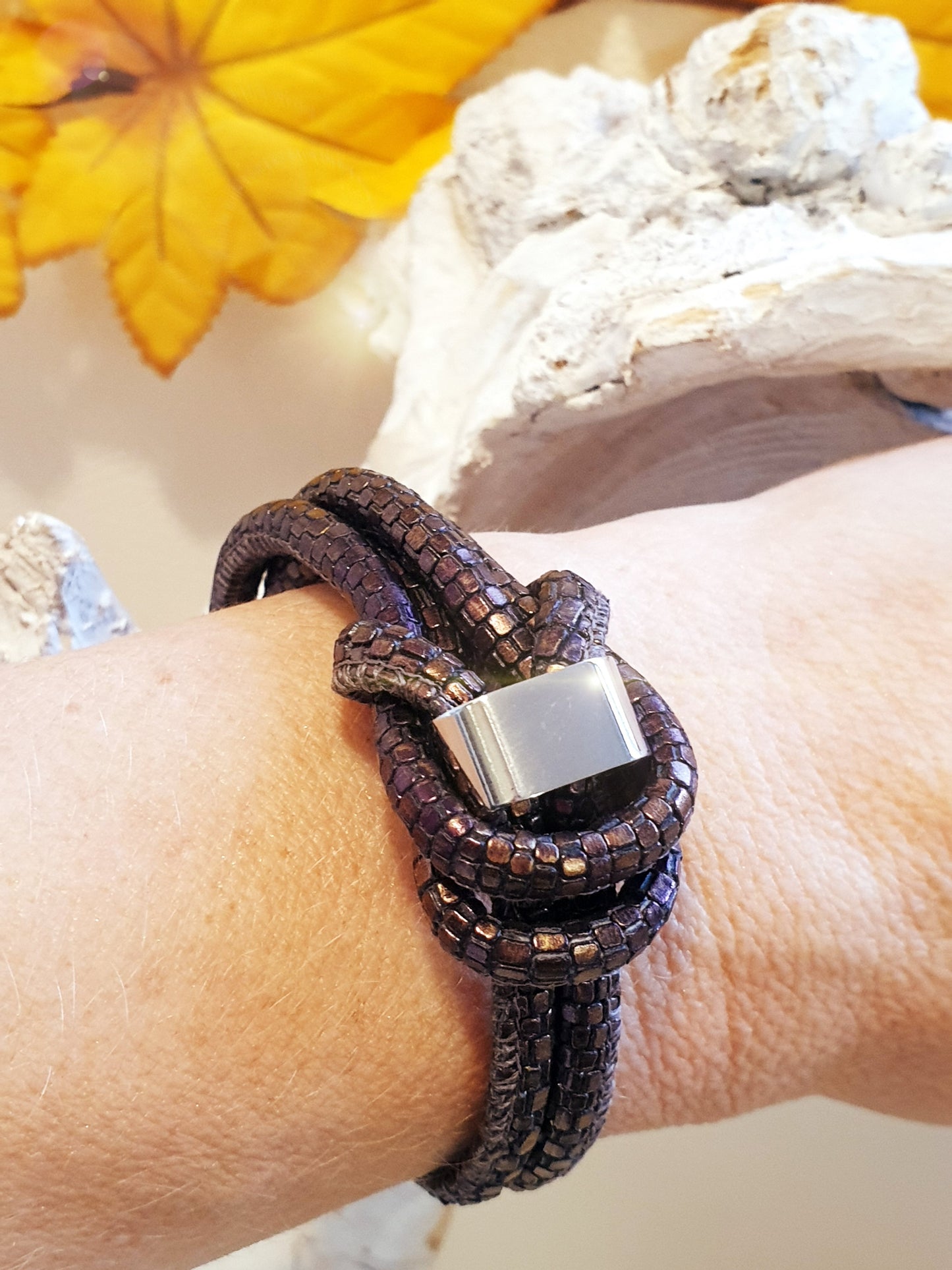 Exklusives Lederarmband mit Echsenprägung in Rotbraun metallic